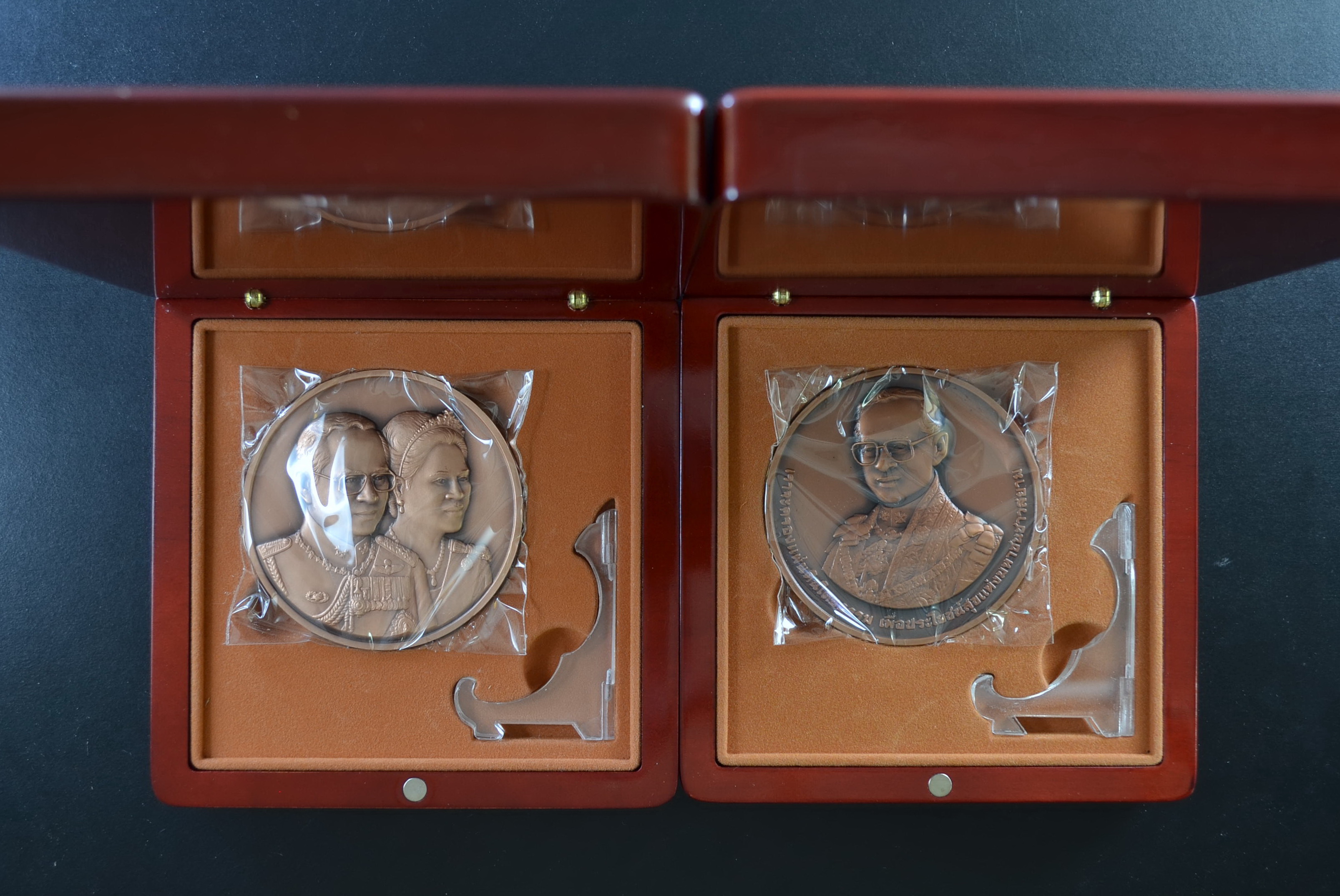 เหรียญทองแดงที่ระลึก ขนาด 7ซ.ม. 60ปี ราชาภิเษกสมรส (มีใบเซอร์) + 60 ปี บรมราชาภิเษก (ไม่มีใบเซอร์)