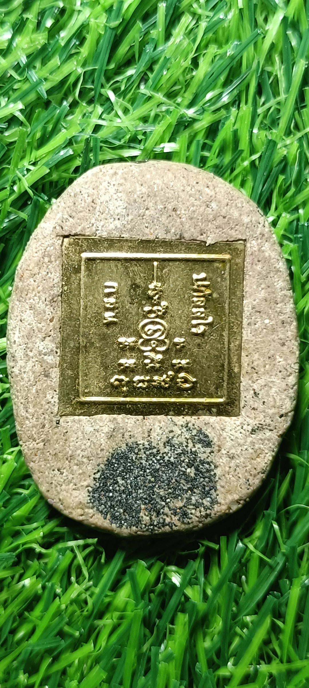 ล็อกเก็ตหลวงพ่อแสนคำ ฉากดำ พระอาจารย์ต้อม วัดท่าสะแบง จ.ร้อยเอ็ด (ขนาด 3 x 4 ซ.ม.)