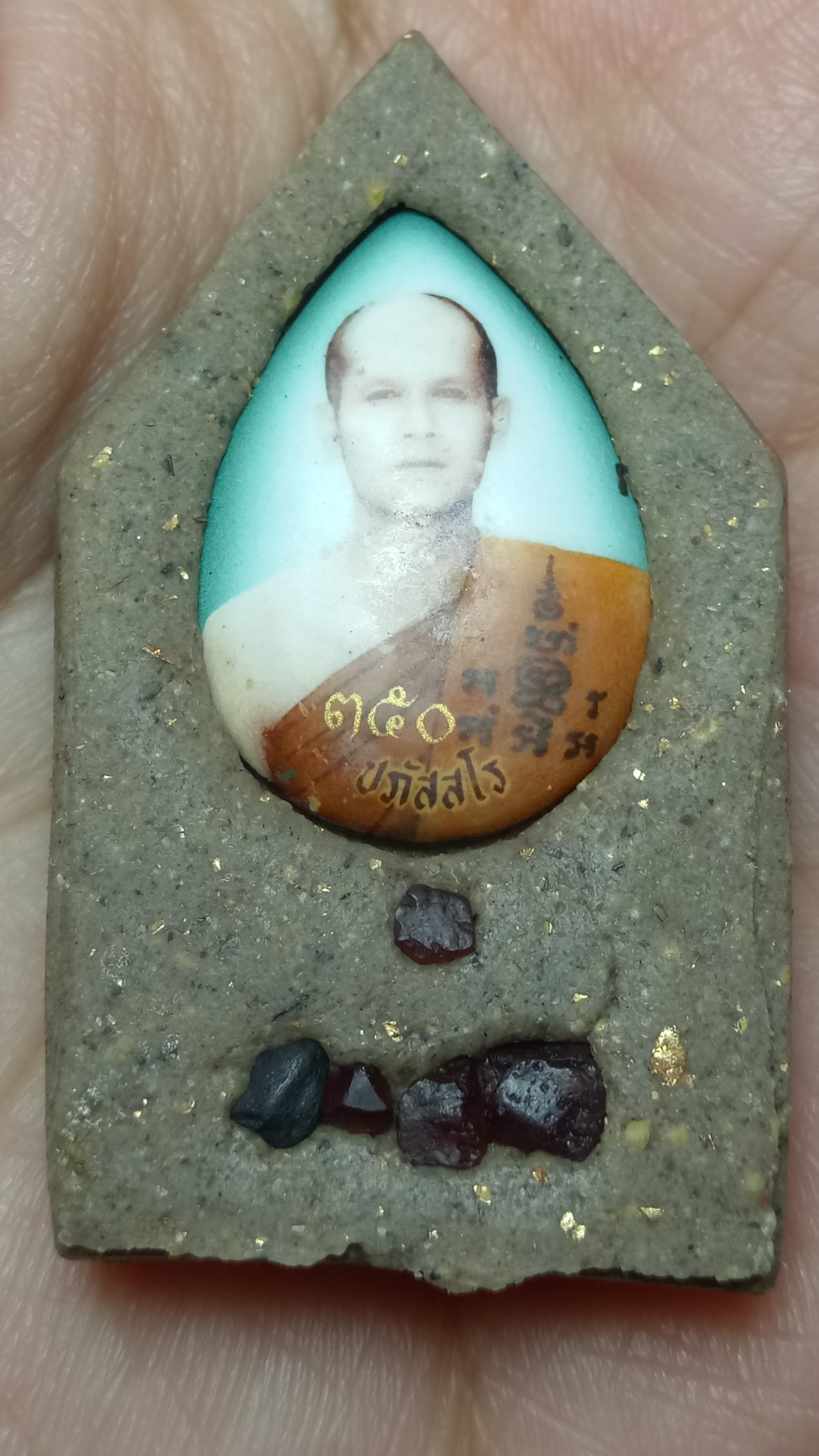 พระผงว่านหลวงพ่อเเสนคำหลังล็อกเก็ต พระอาจารย์ต้อม ปภัสฺสโร วัดท่าสะเเบง จ.ร้อยเอ็ด