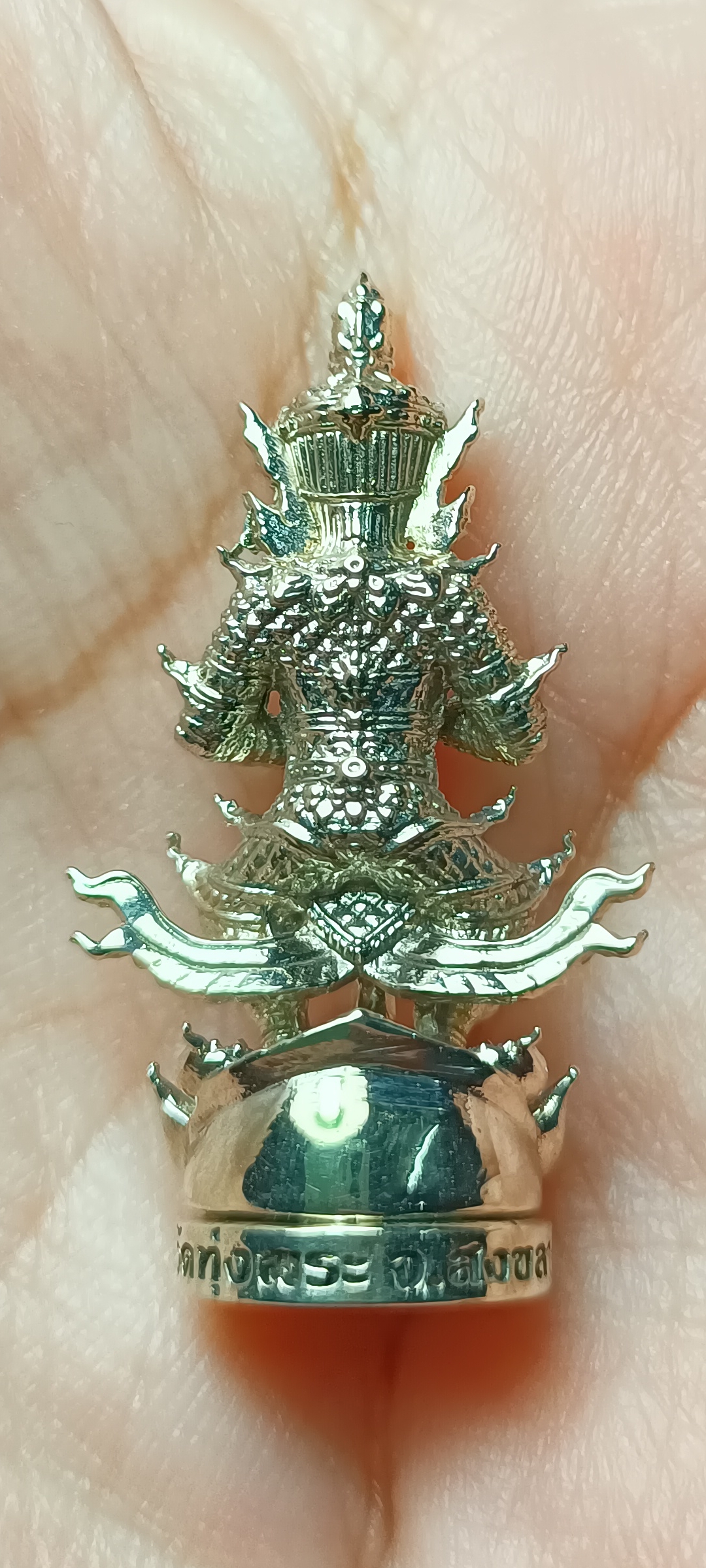 ท้าวเวสสุวรรณ รุ่น จอมจักรพรรดิ เนื้อทองขาว พระอาจารย์ อาคม วัดทุ่งพระ จ.สงขลา สูง 3.5cm.