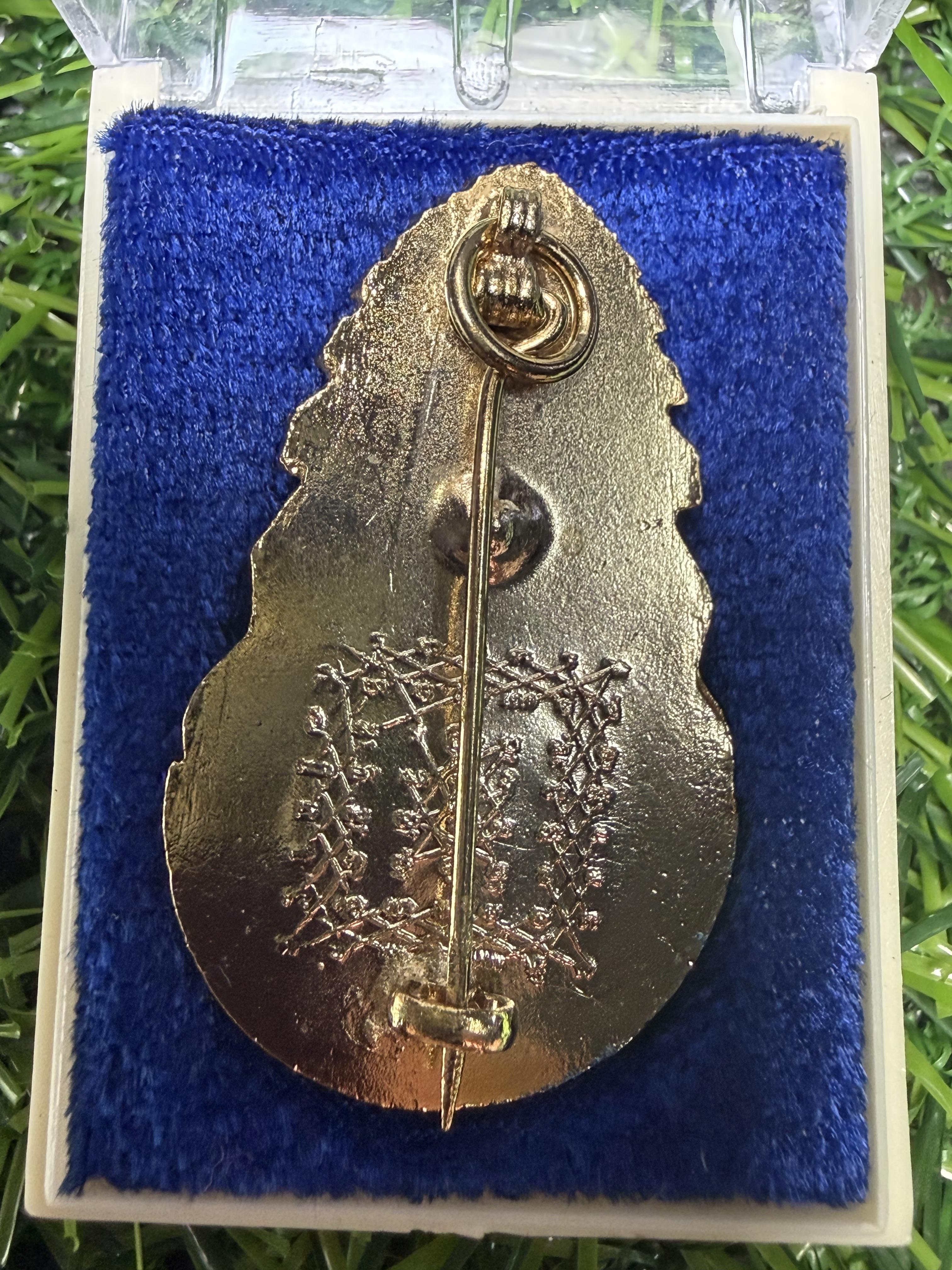 เข็มกลัดมงกุฎเพชรหลวงพ่อฤๅษีลิงดำวัดท่าซุง จ.อุทัยธานีรุ่นแรก ปี 2528ตัวหนังสือใหญ่