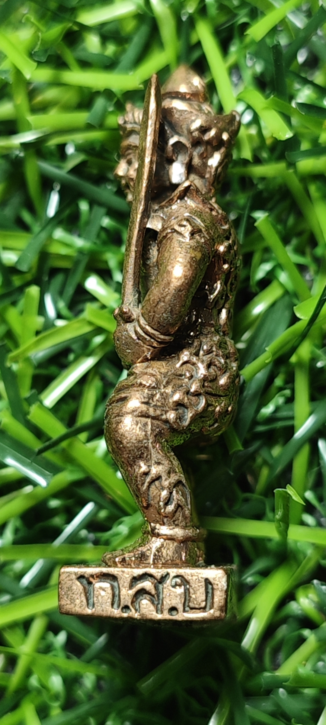 พระสีสแลงแงงถือดาบคู่ พระอาจารย์อนุสรณ์ (ต้อม) ปภสสฺโร วัดท่าสะแบง จ.ร้อยเอ็ด