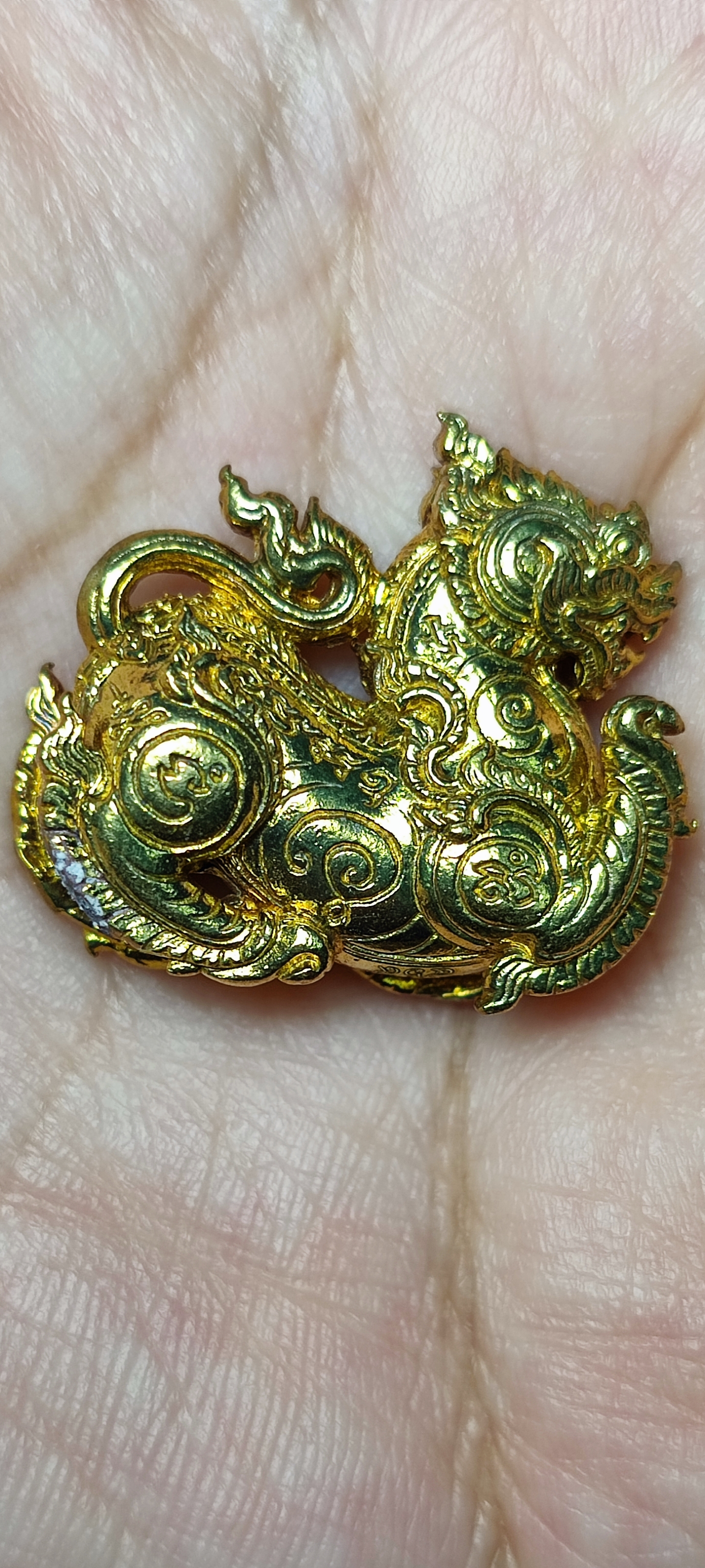 พญาสิงห์อโยธยา รุ่นราชสีห์อโยธยา หลวงพ่อรักษ์อนาลโย วัดสุทธาวาส วิปัสสนา จังหวัดพระนครศรีอยุธยา ๒๕๕๙ เนื้อทองชนวน ขนาด กว้าง 2.5ซม. x สูง2.2 ซม