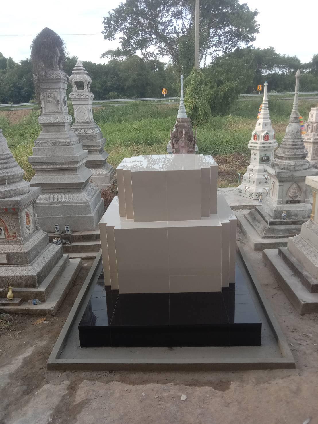 เจดีย์หินอ่อนพร้อมฐาน