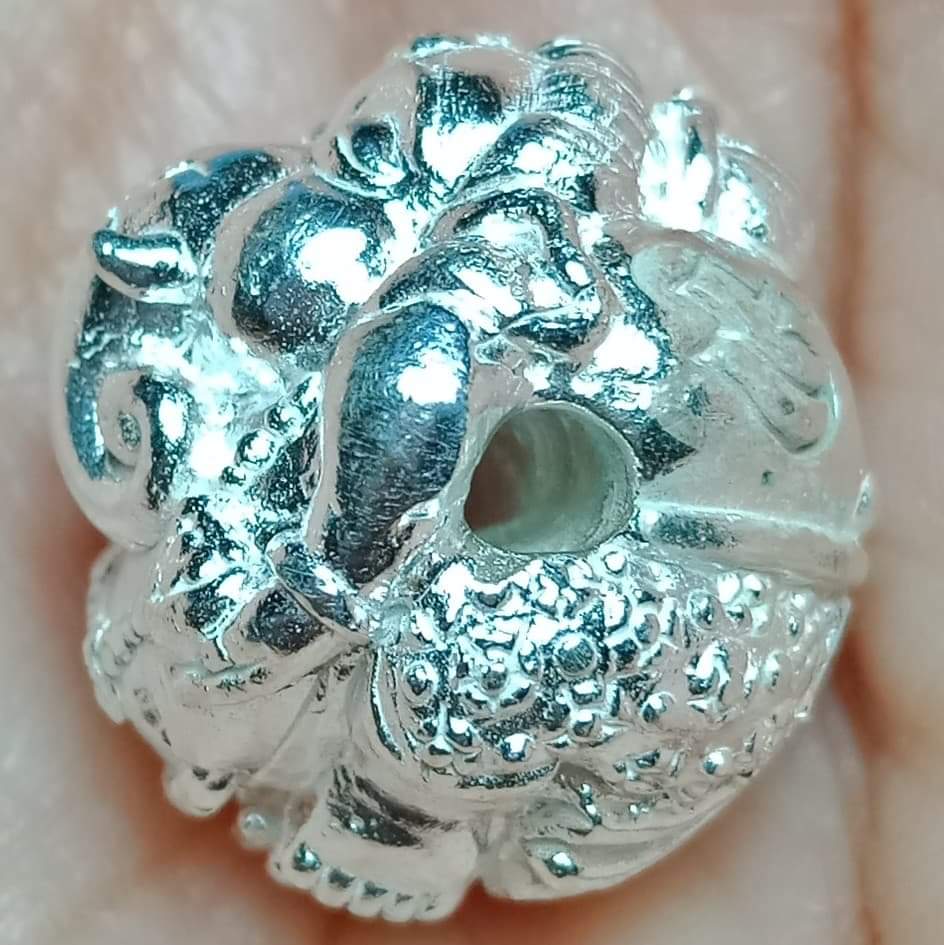 พระพิฆเนศวร นะสำเร็จ ครูบาเต่า วัดอุโบสถบ้านเหล่า จ.เชียงใหม่ เนื้อเงิน กว้าง 1.5 ซม. x สูง 1.5 ซม.