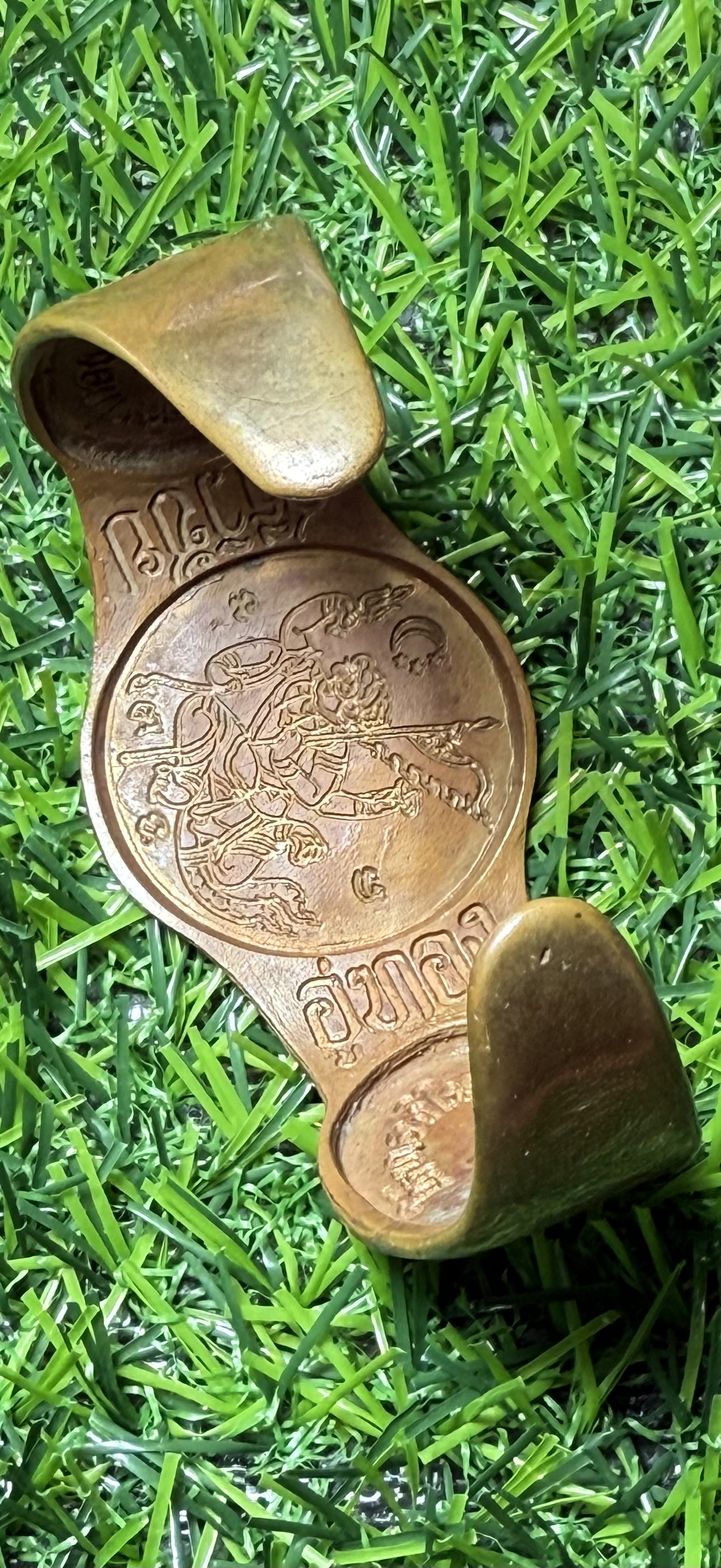 กำไลวงเล็ก เนื้อสัมฤทธิ์ตอกโค๊ต ส.รุ่นผ่าตะวันเหนือดวง วัดพุทไธศวรรย์ จ.อยุธยา ปี 2550