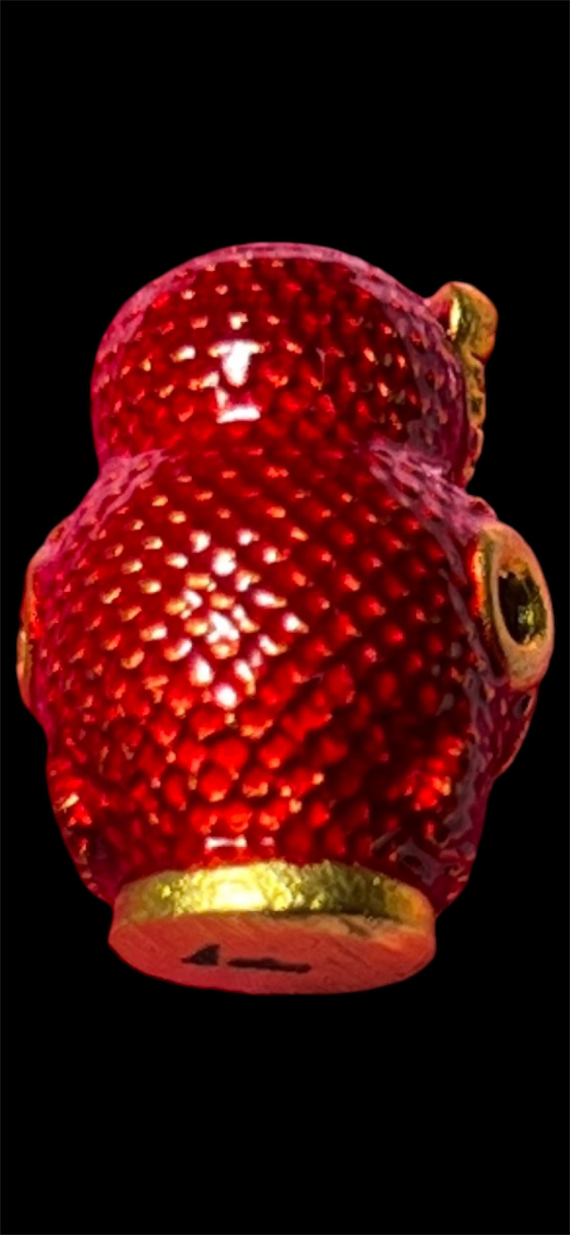 เทพรัตติกาล อุ้มทรัพย์ พระครูปลัดธนภัทร ภัทรญาโณ วัดธรรมชัยมงคล เชียงใหม่ เนื้อสัมฤทธิ์ชุบทองลงยาแดง ขนาด สูง 1.5 ซม. กว้าง 1 ซม.