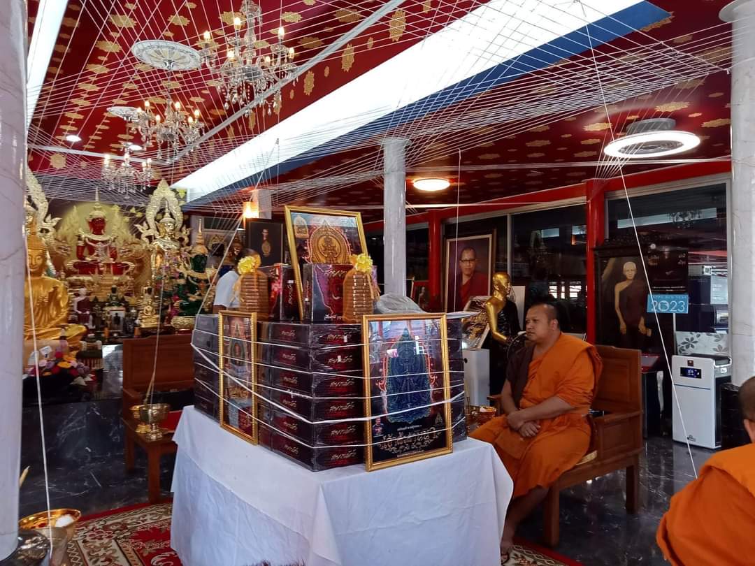 เหรียญท้าวเวสสุวรรณโณ #เจ้าสัวล้านนา วัดร่องคำหลวง จ.พะเยา เนื้อปีกเครื่องบิน ฝังพลอย #ลังอุปถัมป์ หมายเลข๑๔