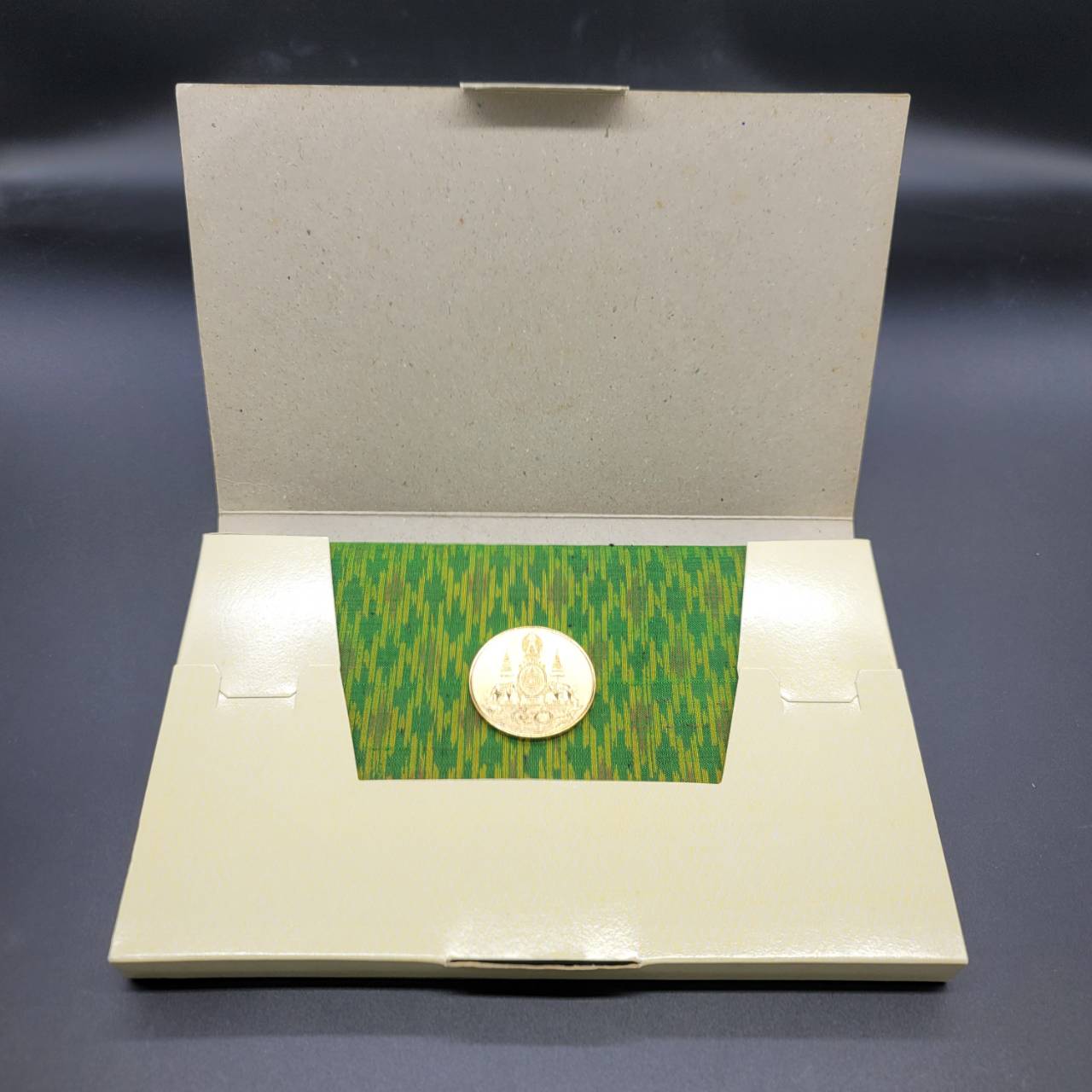 ธนบัตร 500บาท ฉลองสิริราชสมบัติครบ 50 ปี พร้อมปกผ้าไหม สีเขียวใบตอง (มีกล่อง+มีคู่มือ) เลข 50Gฉ 95865