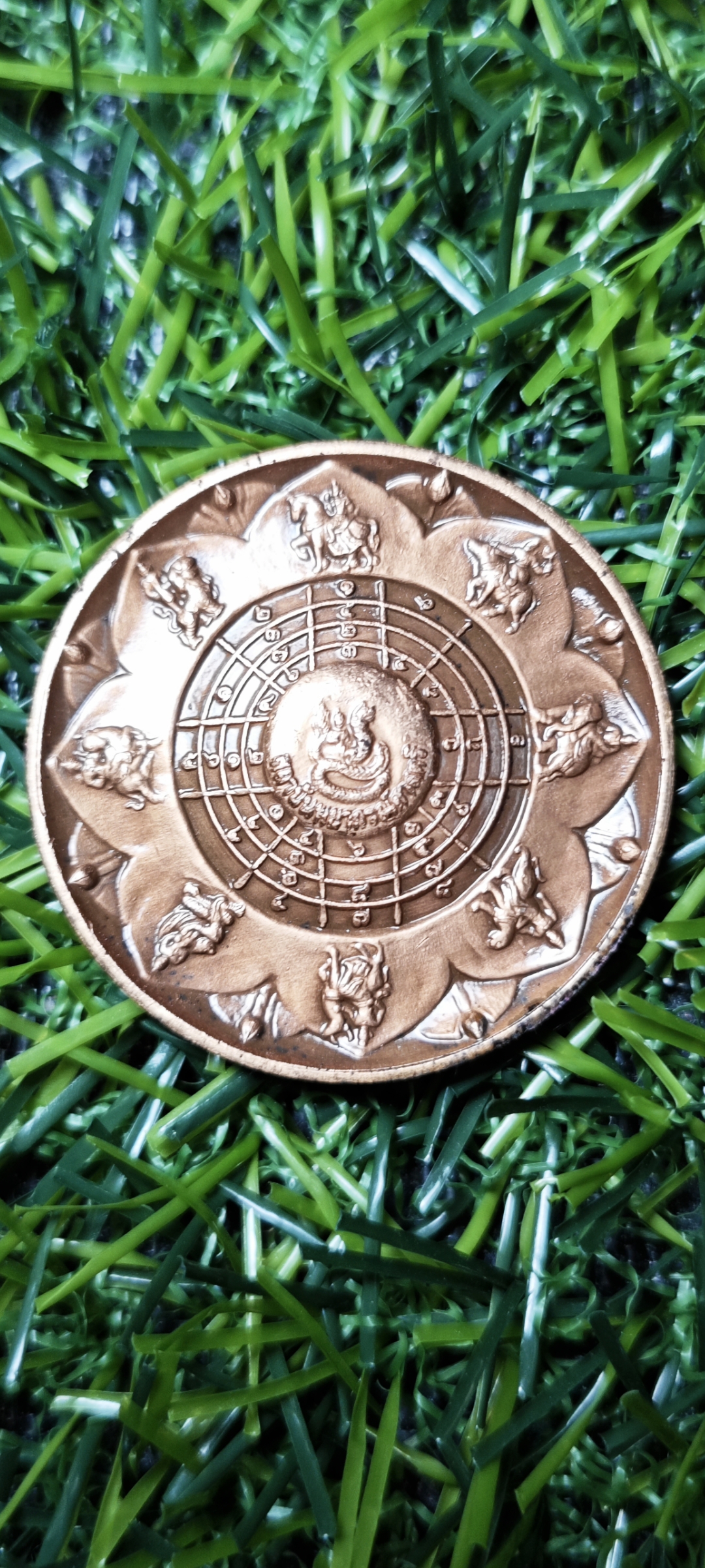 เหรียญเทวดาพระพุธทรงช้าง หลัง 12 นักษัตร อ.ลักษณ์ เลขานิเทศ สถาบันพยากรณ์ศาสตร์ ขนาด 3.2 ซม.