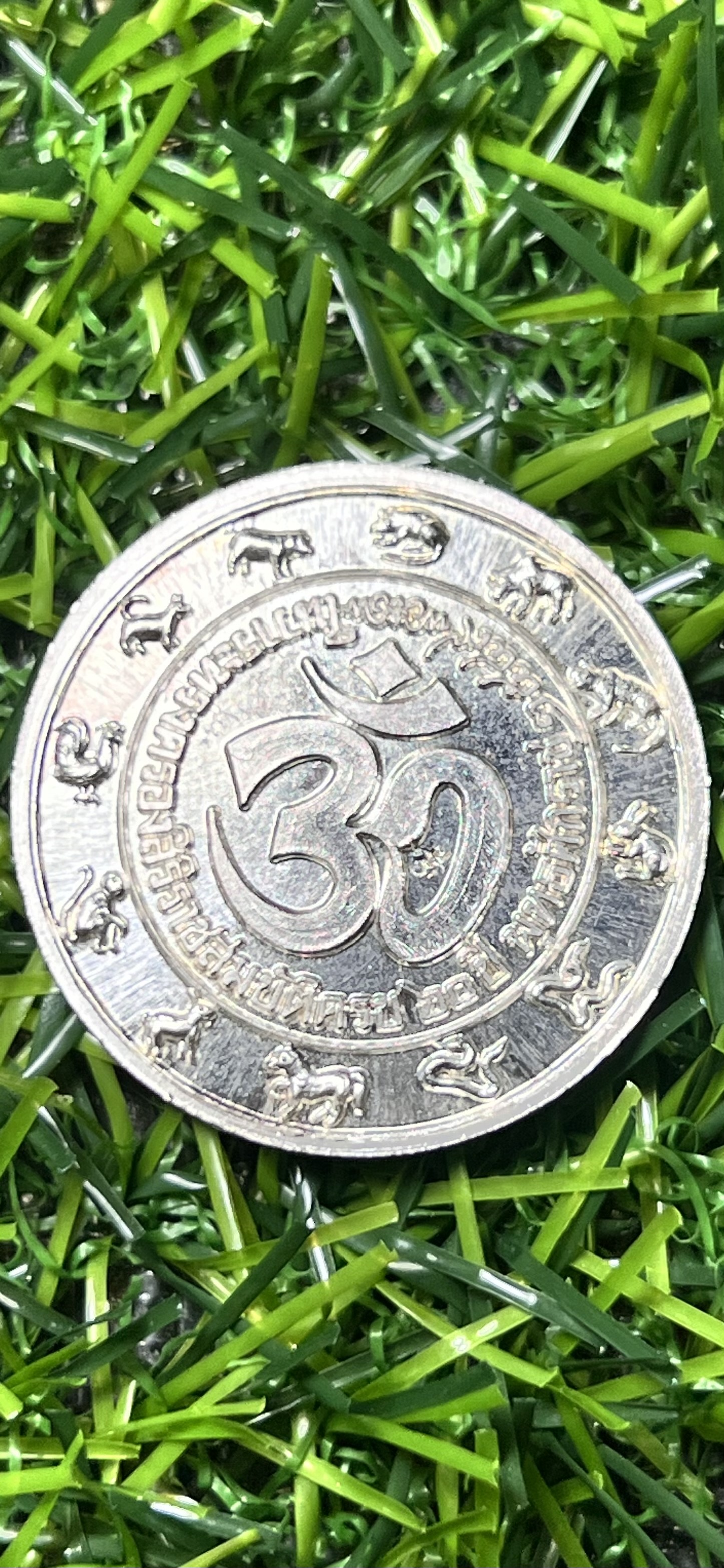 เหรียญพระพิฆเนศ วิทยาลัยช่างศิลป์ กรมศิลปากร สร้างในวาระพระบาทสมเด็จพระเจ้าอยู่หัว(รัชกาลที่ ๙)ทรงครองราชครบ 60 ปี ในปี2549 เนื้อเงิน ขนาด 2.8 ซม. พิมพ์เล็ก