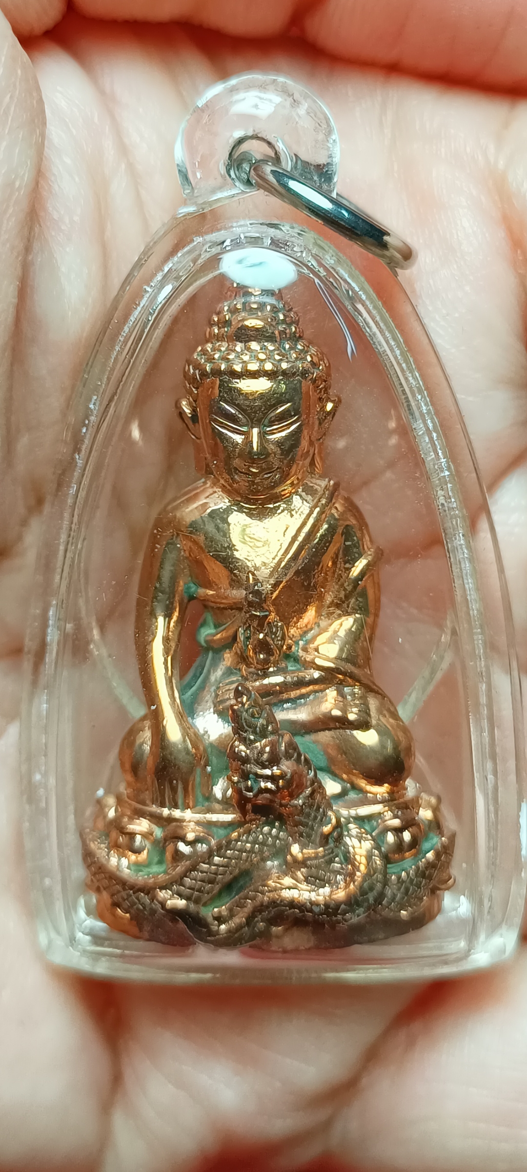 พระกริ่งศรีสุทโธ รุ่นอายุวัฒนะ 90 หลวงปู่คำบุ วัดกุดชมภู จ.อุบลราชธานี 2554 เนื้อสัตตะโลหะ ขนาดความสูง 4 ซม. ฐานกว้าง 2 ซม.