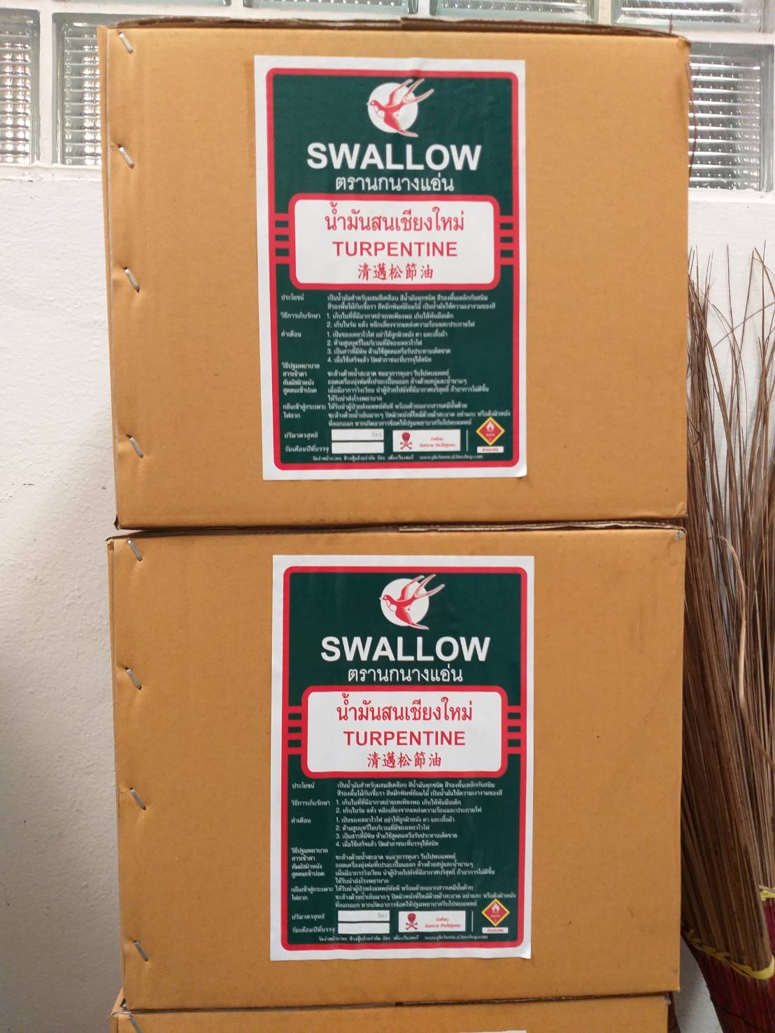 น้ำมันสนเชียงใหม่ น้ำมันผสมสี SWALLOW BRAND บรรจุแกลลอน