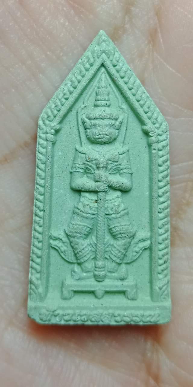 พระผงท้าวเวสสุวรรณ วัดอรุณราชวรารามราชวรมหาวิหาร กรุงเทพฯ หลังเรือพระที่นั่งสุพรรณหงส์ เนื้อผงพุทธคุณ