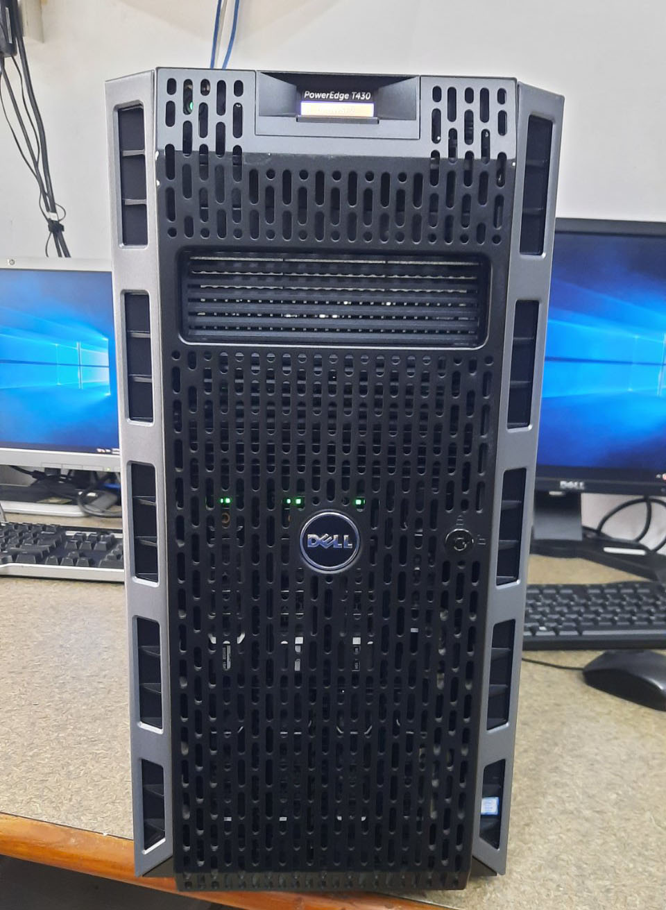 Dell PowerEdge T430 / CPU E5-2620 V4 2.10GHz x2 / Ram 32GB PC4 2133P / HDD 1TB 7.2K 12G SAS 3.5" x2 / Power Supply 495w x2 / Card PERC H730 (Used) // สินค้ารับประกัน โดย บริษัท อะไหล่เซิร์ฟเวอร์ จำกัด