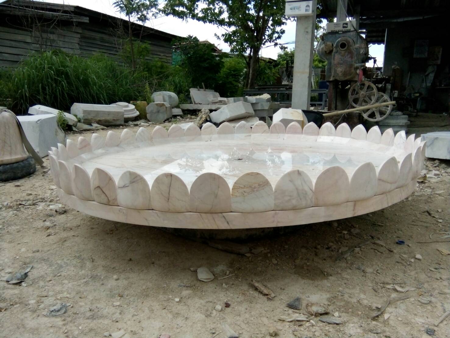 เจดีย์หินอ่อนพร้อมฐานบัวรอบ