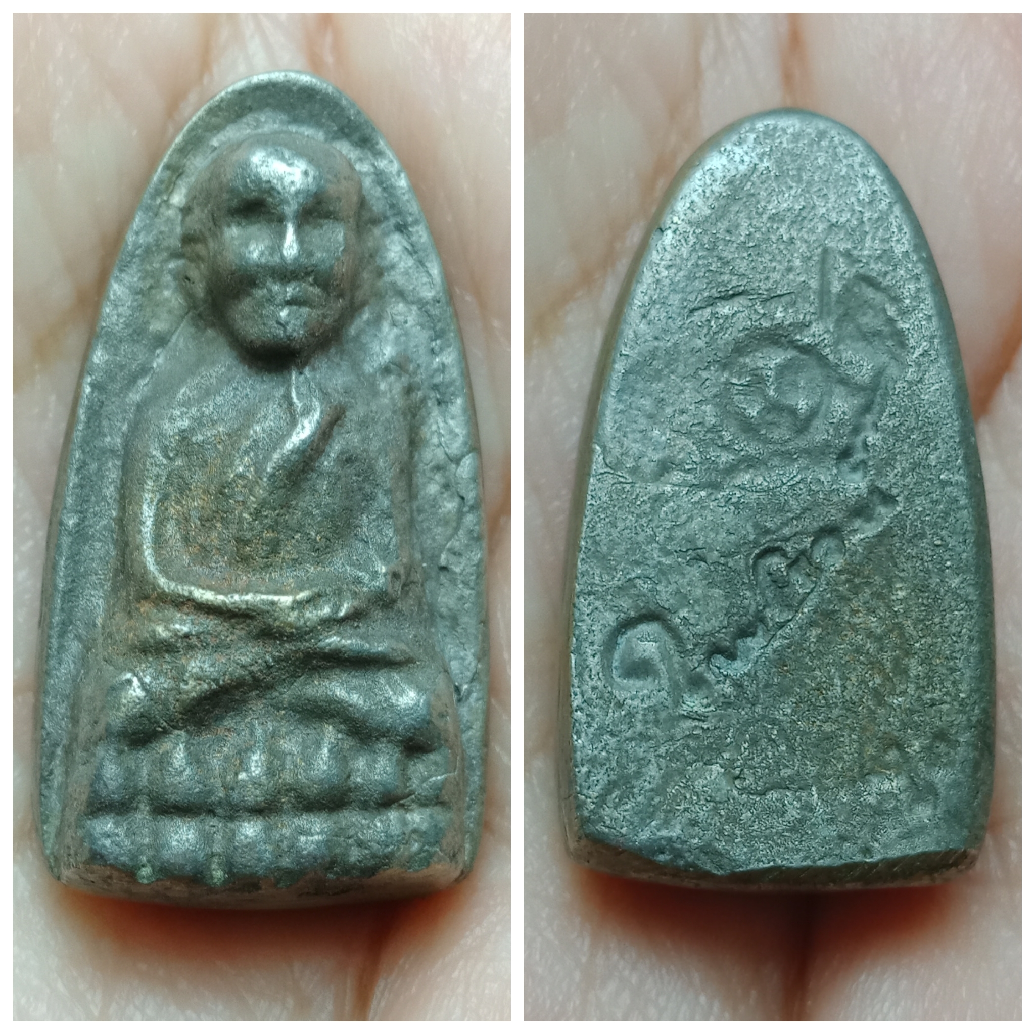 หลวงปู่ทวด รุ่นปาฏิหาริย์ ปี49 พิมพ์พระรอด เนื้อสัมฤทธิ์เงิน หล่อโบราณ หลัง โค๊ดและลายเซ็นต์ อาจารย์ไพโรจน์ วัดห้วยมงคล