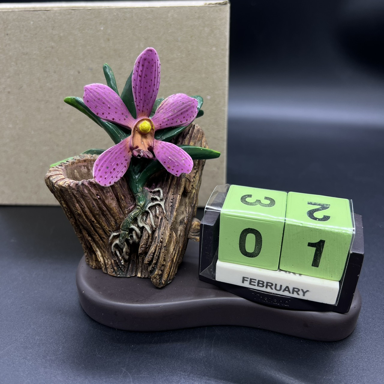 (ซื้อครบ 4,000 บาท รับของกำนัล) ที่เสียบปากกา ตั้งโต๊ะ แบบที่ 1