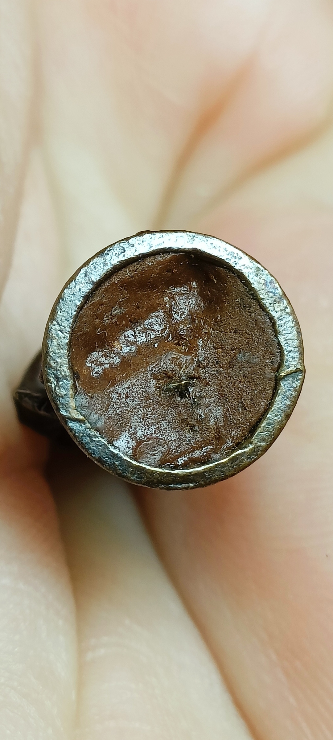 รูปหล่อท้าวเวสสุวรรณ เนื้อโลหะรมดำ บรรจุมวลสารผงพุทธคุณ แจกเจ้าภาพกองผ้าป่าสามัคคี สุสานทุ่งมน หลวงปู่หงษ์ พรหมปัญโญ จ.สุรินทร์ ปี ๒๕๕๖