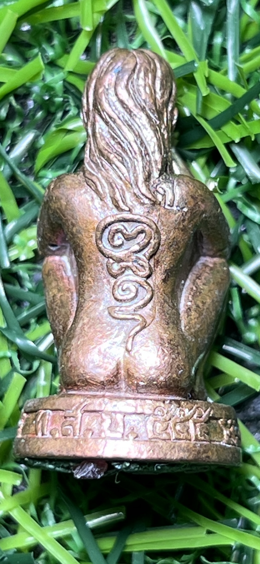 ปิดตานางพราย พระอาจารย์อนุสรณ์ (ต้อม) ปภสสฺโร วัดท่าสะแบง จ.ร้อยเอ็ด เนื้อชนวนอาถรรพ์ อุดผงวิเศษฝังพลอยโลหิต ขนาดโดยประมาณ กว้าง 1.7 ซม สูง 3.2 ซม