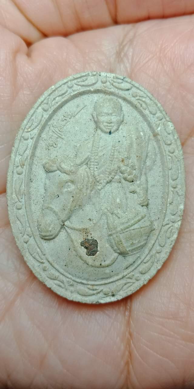 พระผงยิ้มแล้วรวยพระครูบาเหนือชัย โฆษิโต สำนักปฏิบัติธรรมถ้ำป่าอาชาทอง จ.เชียงราย พระผงยิ้มแล้วรวย รุ่น "เมตตาบารมี ๑๐ ทิศ" สร้างปี 2552