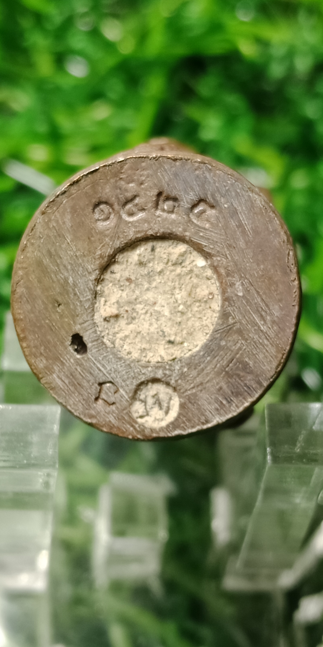 รูปหล่อหนุมานจับหลัก รุ่นไหว้ครู ๕๓ หลวงพ่อฟู วัดบางสมัคร เนื้อสำริด ตะกรุดเงิน สร้างจำนวน 9,989 ตน ขนาดความสูง 3.5 ซ.ม. กว้าง 1.5 ซ.ม.