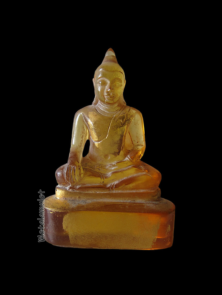 พระพุทธหินแก้วแกะสลัก