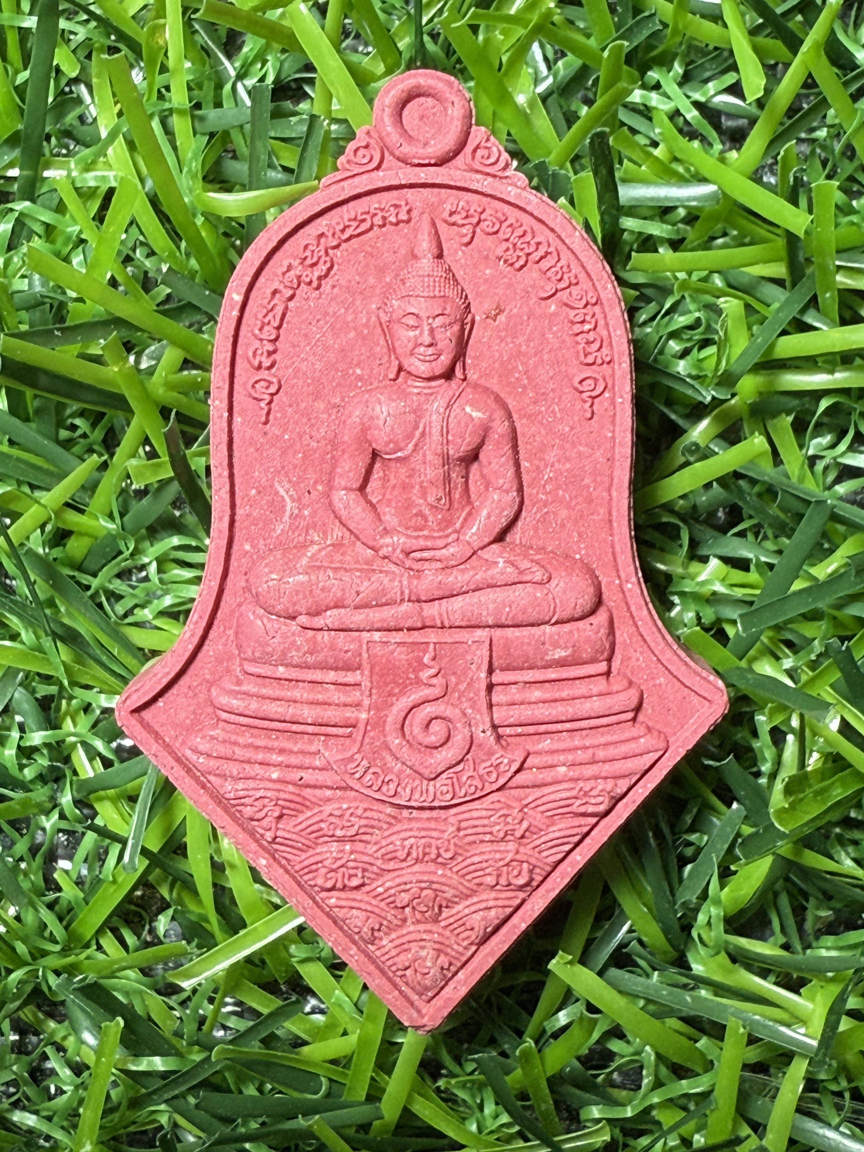 จำปีหลวงพ่อโสธร หลังท้าวเวสสุวรรณ รุ่นสยบไพรีพินาศ หลวงพ่ออิฎฐ์ วัดจุฬามณี เนื้อผงซาจูแดง พิมพ์ใหญ่ ปี ๒๕๖๔