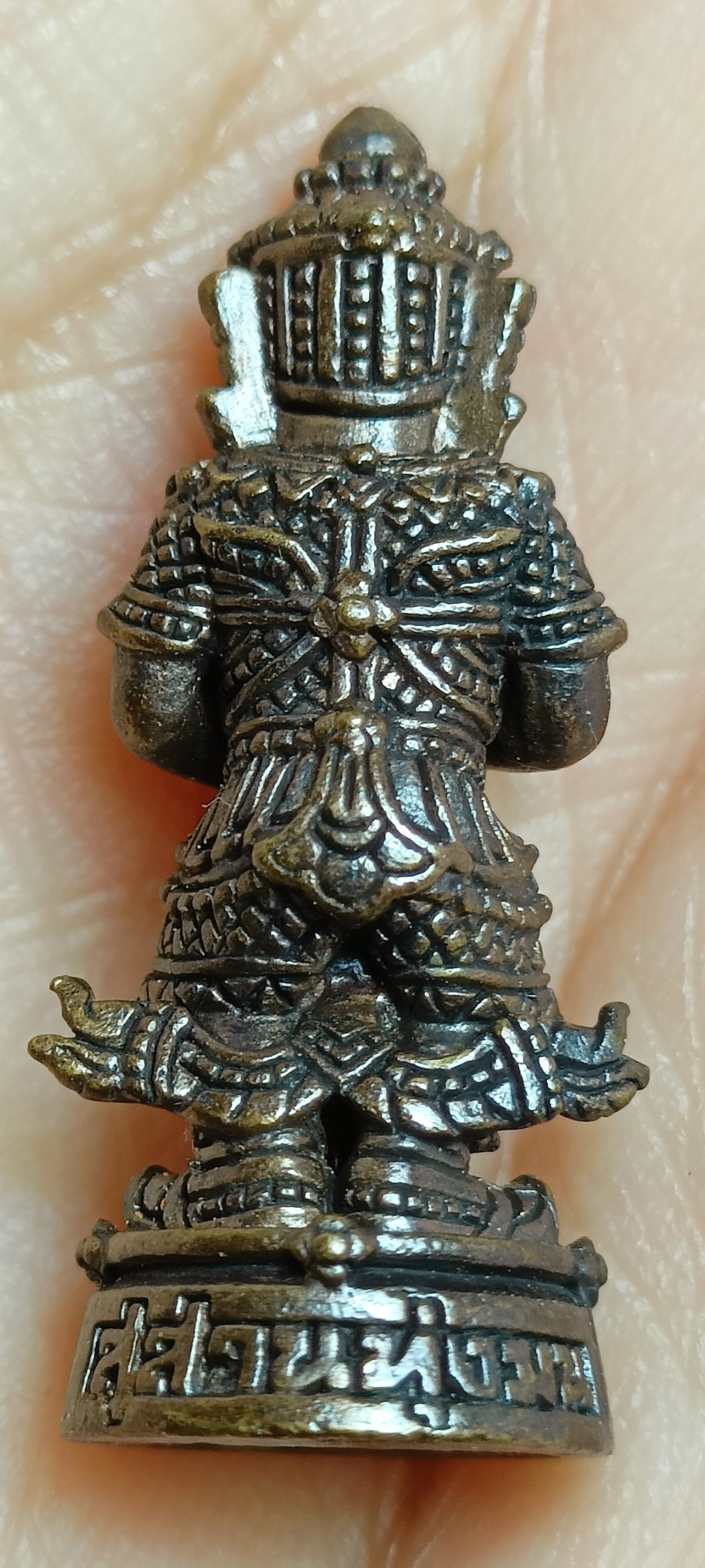 รูปหล่อท้าวเวสสุวรรณ เนื้อโลหะรมดำ บรรจุมวลสารผงพุทธคุณ แจกเจ้าภาพกองผ้าป่าสามัคคี สุสานทุ่งมน หลวงปู่หงษ์ พรหมปัญโญ จ.สุรินทร์ ปี ๒๕๕๖