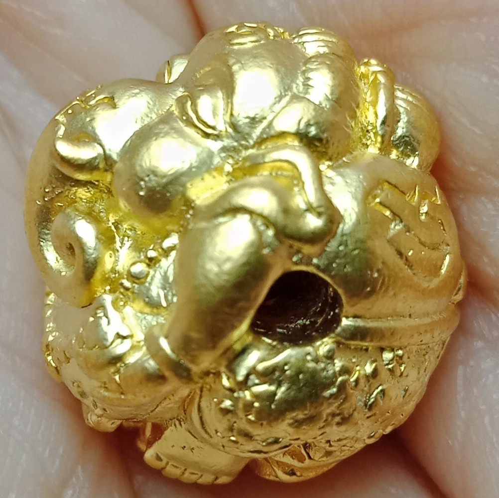 พระพิฆเนศวร นะสำเร็จ ครูบาเต่า วัดอุโบสถบ้านเหล่า จ.เชียงใหม่ เนื้อกะไหล่ทอง ขนาด กว้าง 1.5 ซม. x สูง 1.5 ซม.