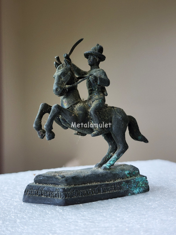 รูปหล่อพระเจ้าตากทรงม้า