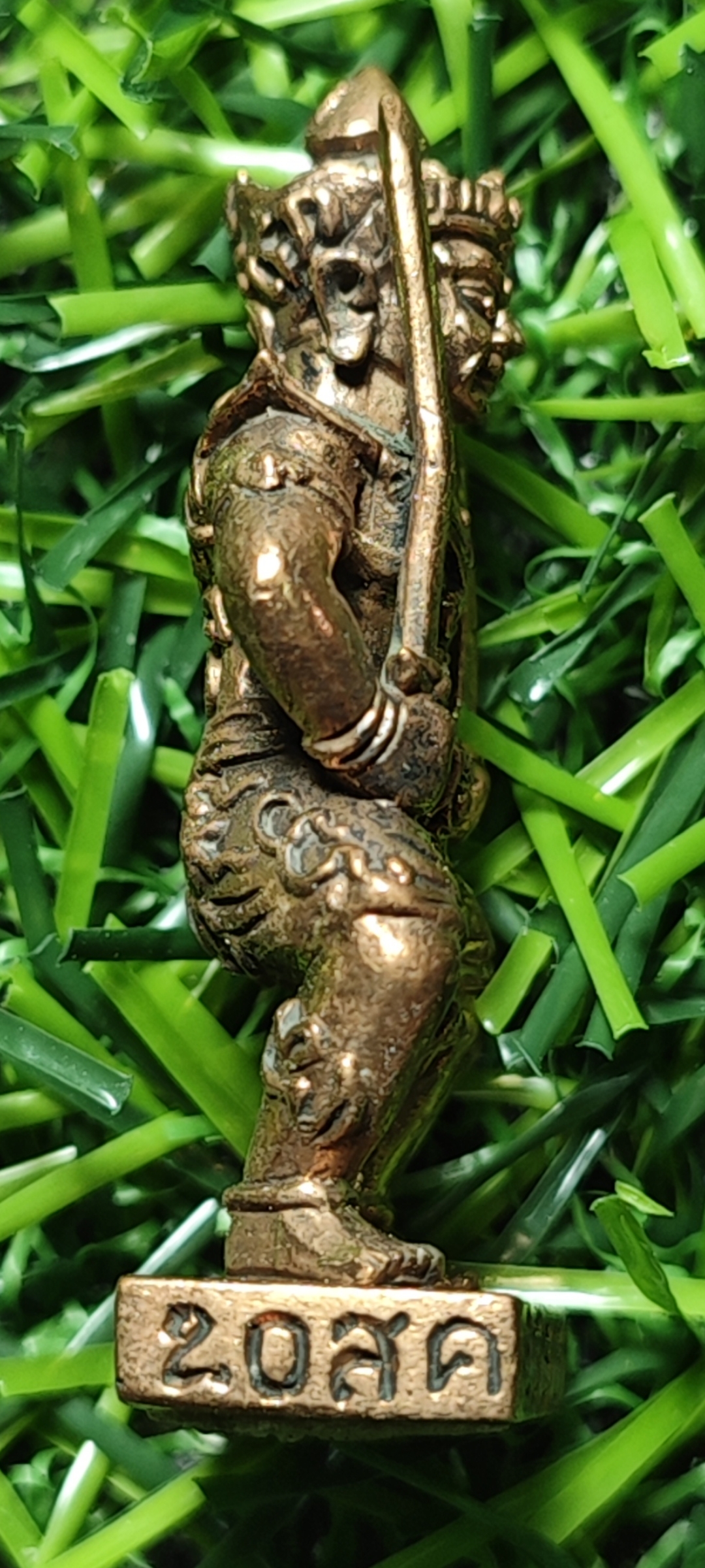 พระสีสแลงแงงถือดาบคู่ พระอาจารย์อนุสรณ์ (ต้อม) ปภสสฺโร วัดท่าสะแบง จ.ร้อยเอ็ด