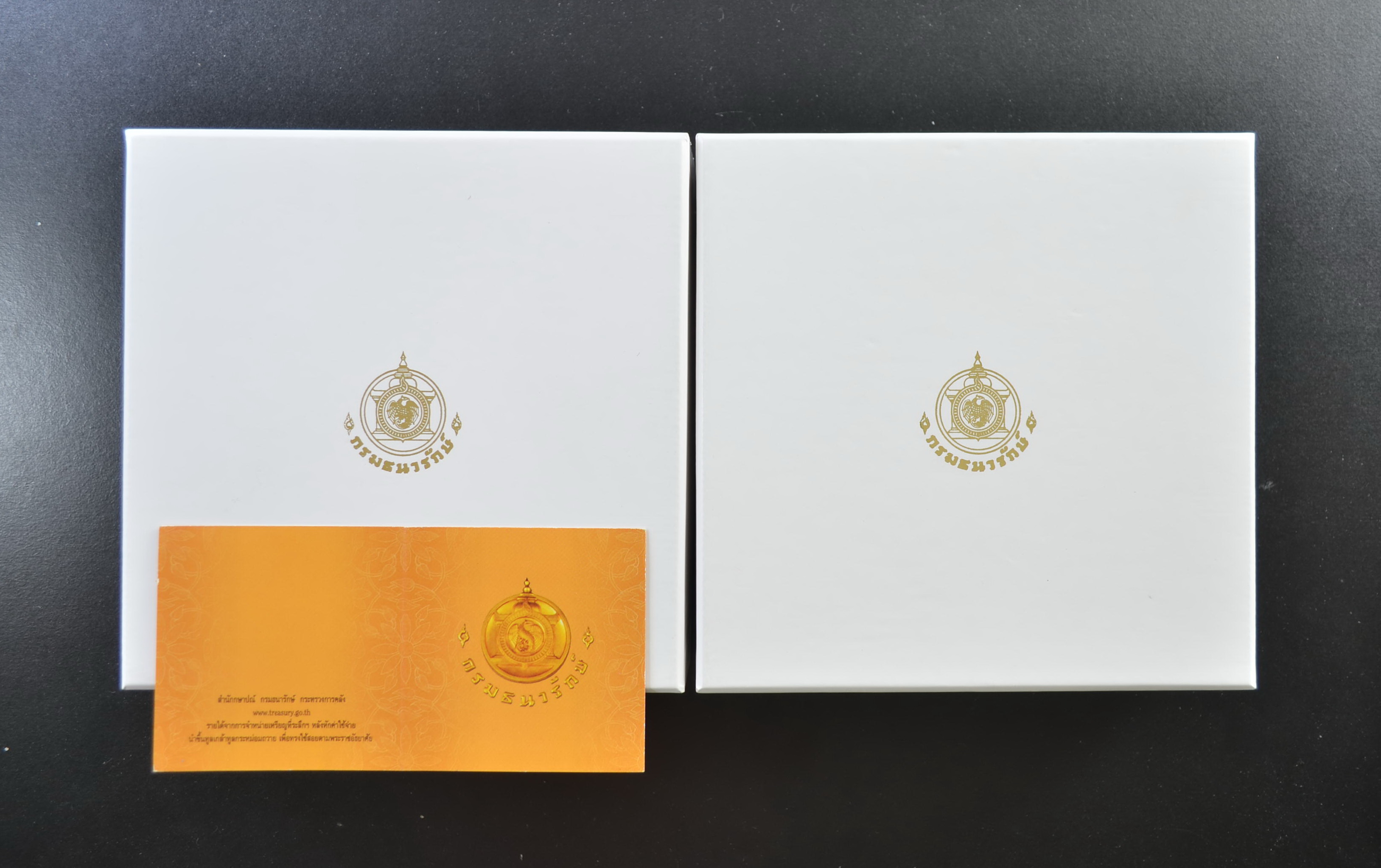 เหรียญทองแดงที่ระลึก ขนาด 7ซ.ม. 60ปี ราชาภิเษกสมรส (มีใบเซอร์) + 60 ปี บรมราชาภิเษก (ไม่มีใบเซอร์)