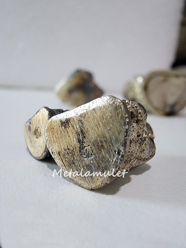 รูปหล่อหลวงปู่ทวด รุ่นสร้างเจดีย์ เนื้อเงิน