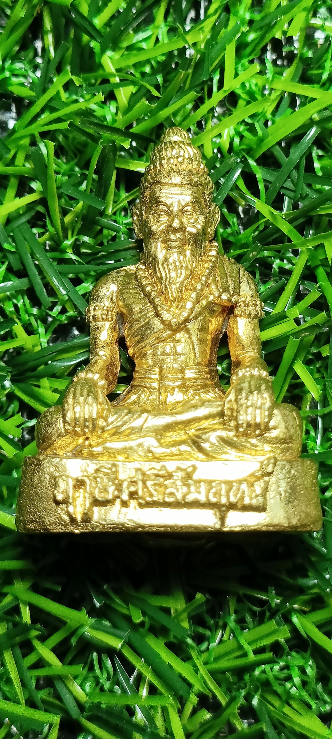 รูปหล่อปู่ฤาษีศรีสัมฤทธิ์ ไพรดำ คุณพ่อฤทธิ์ เจ้าตำรับต้นว่านไพรดำ หนึ่งเดียว ปี2552 เนื้อทองฝาบาตร สร้าง 252 องค์ หมายเลข 124