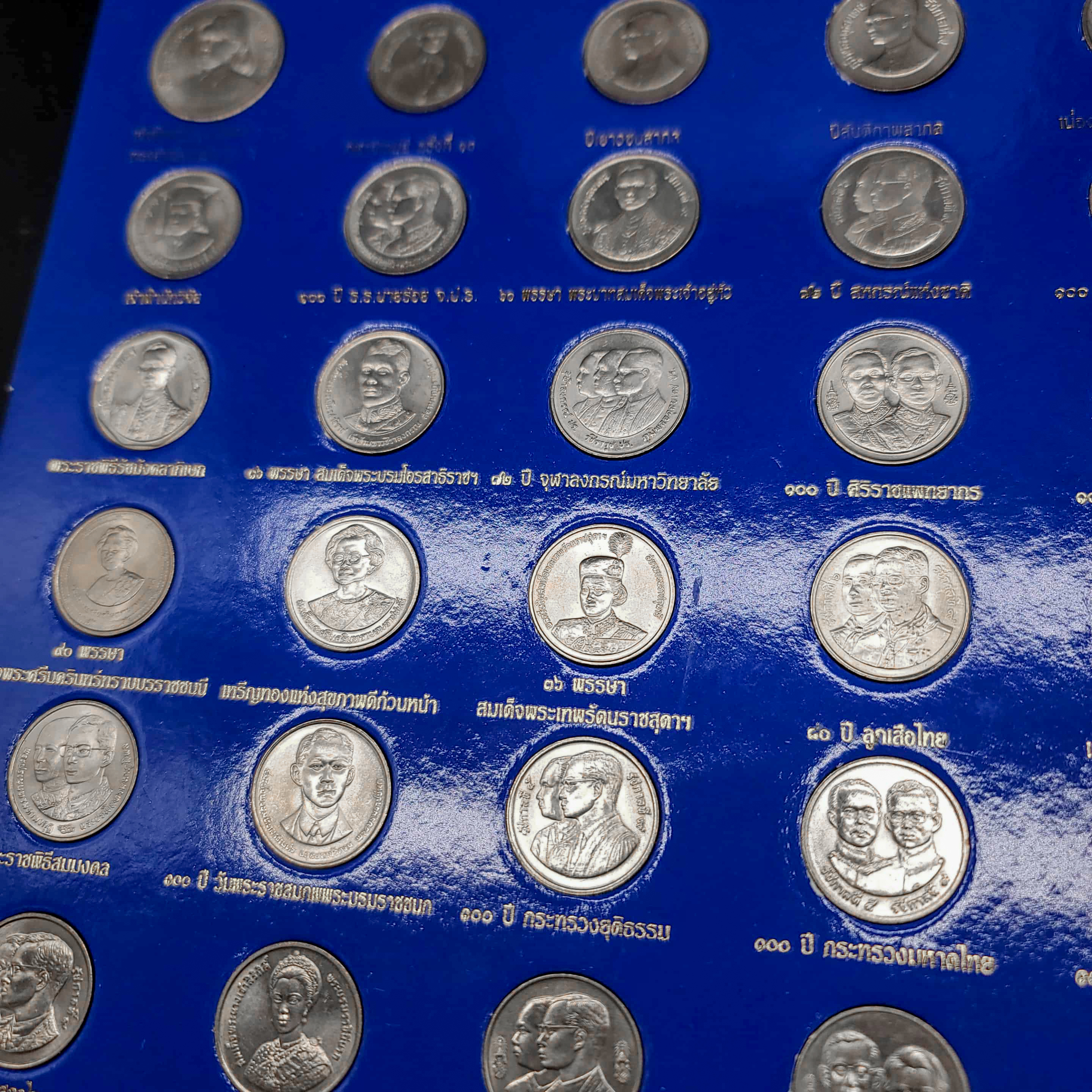 แผงเหรียญ 2 บาท รวม 41 เหรียญ UNC(ครบชุด) พร้อมคำอธิบาย (สีน้ำเงิน)