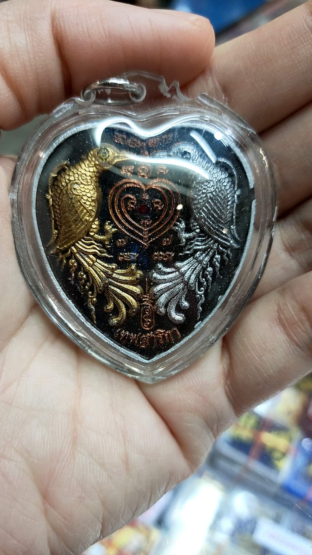 เทพสาริกา รุ่น มหาเสน่ห์ หลวงพ่อรักษ์ วัดสุทธาวาส จ.อยุธยา เนื้อผงตรีนิสิงเห หลังโรยพลอยเงิน พลอยทอง