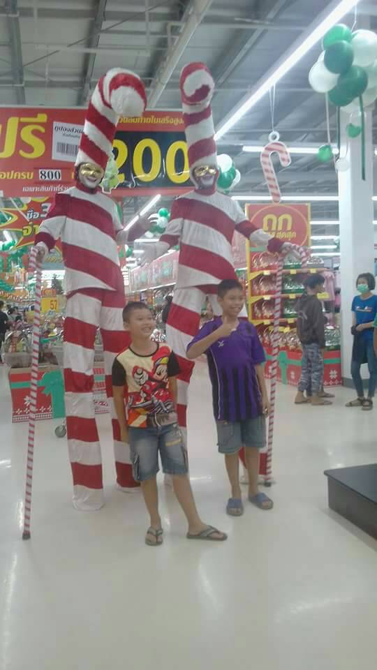 ตัวตลกขายาว Clown Stilt Walkers