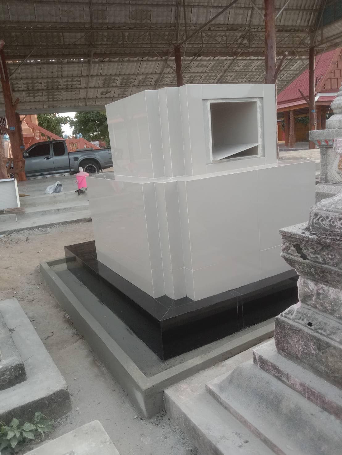 เจดีย์หินอ่อนพร้อมฐาน