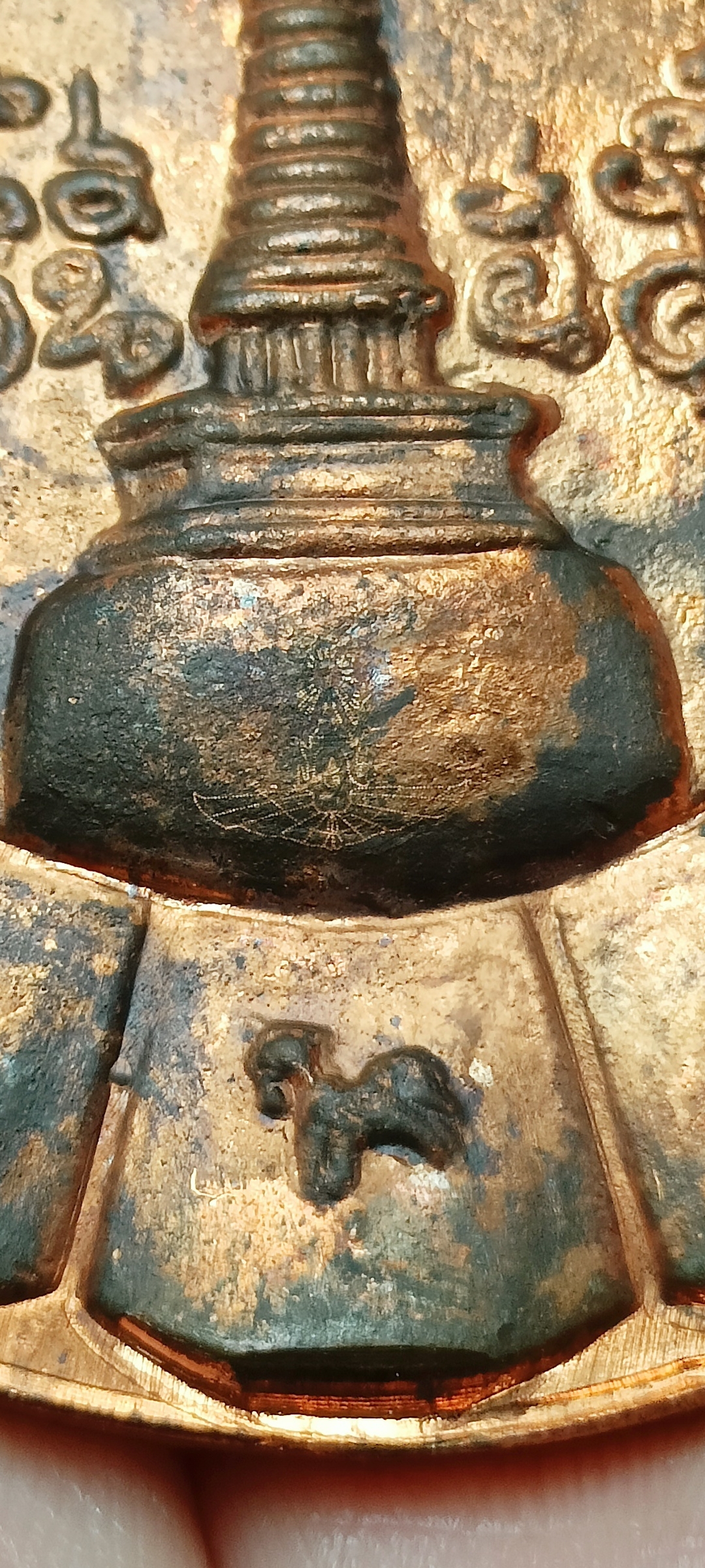 เหรียญบาตรน้ำมนต์เนื้อทองแดง ขนาด 5.5 ซม. "รุ่นเหนือฟ้า-มหาเศรษฐี" (ปางมหาราชครองบัลลังก์) ปี 2550