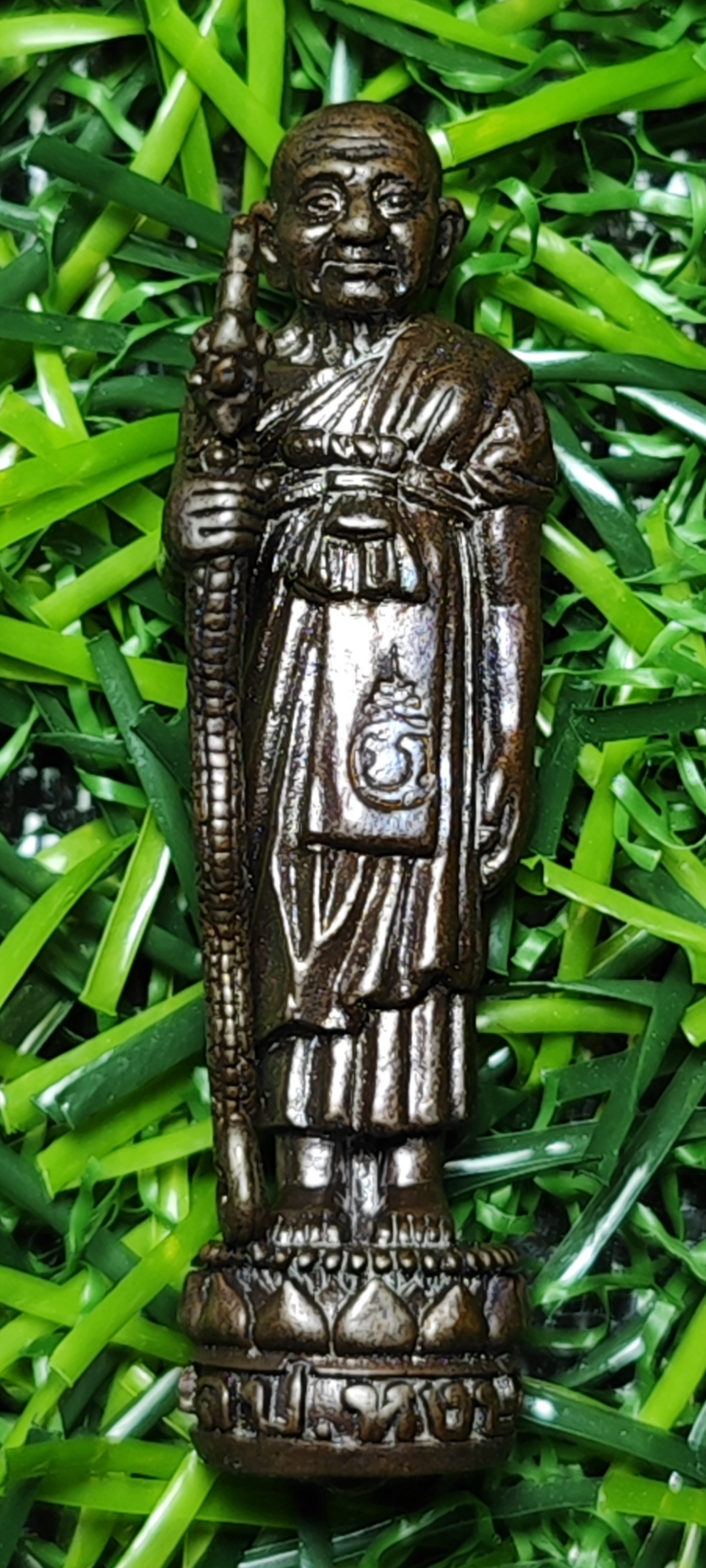 รูปหล่อถือไม้เท้าหลวงปู่หงษ์ พรหมปัญโญ เกจิมากเมตตาแห่งเมืองสุรินทร์ ปี 55