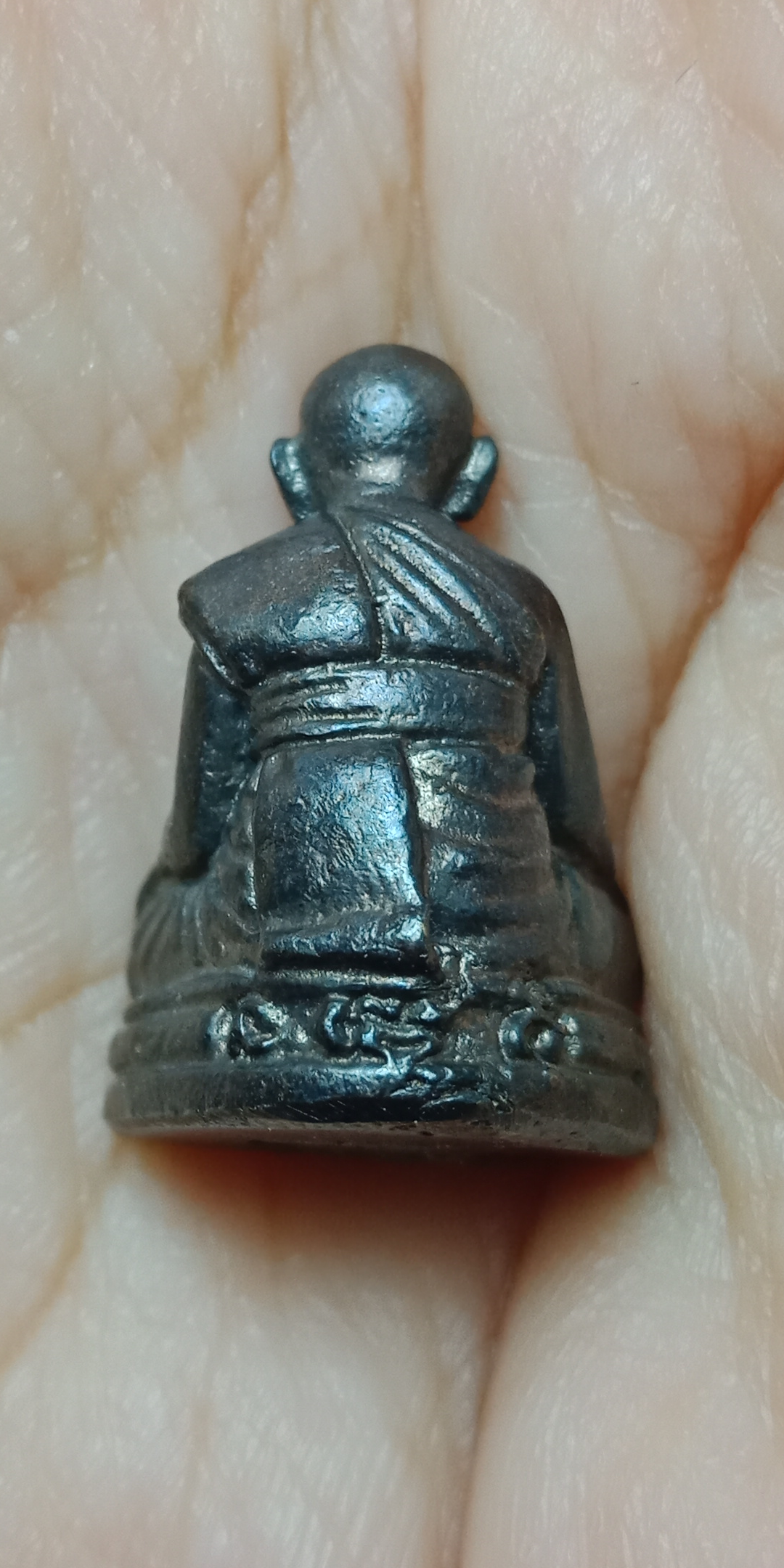 รูปหล่อเนื้อทองแดงรมดำ ขนาดห้อยคอ หลวงปู่หงษ์ พรหมปัโญ ใต้ฐานอุดผงมหาลาภ วัดเพชรบุรี สุสานทุ่งมน จ.สุรินทร์ ปี 53 ปลุกเสกพิธีใหญ่