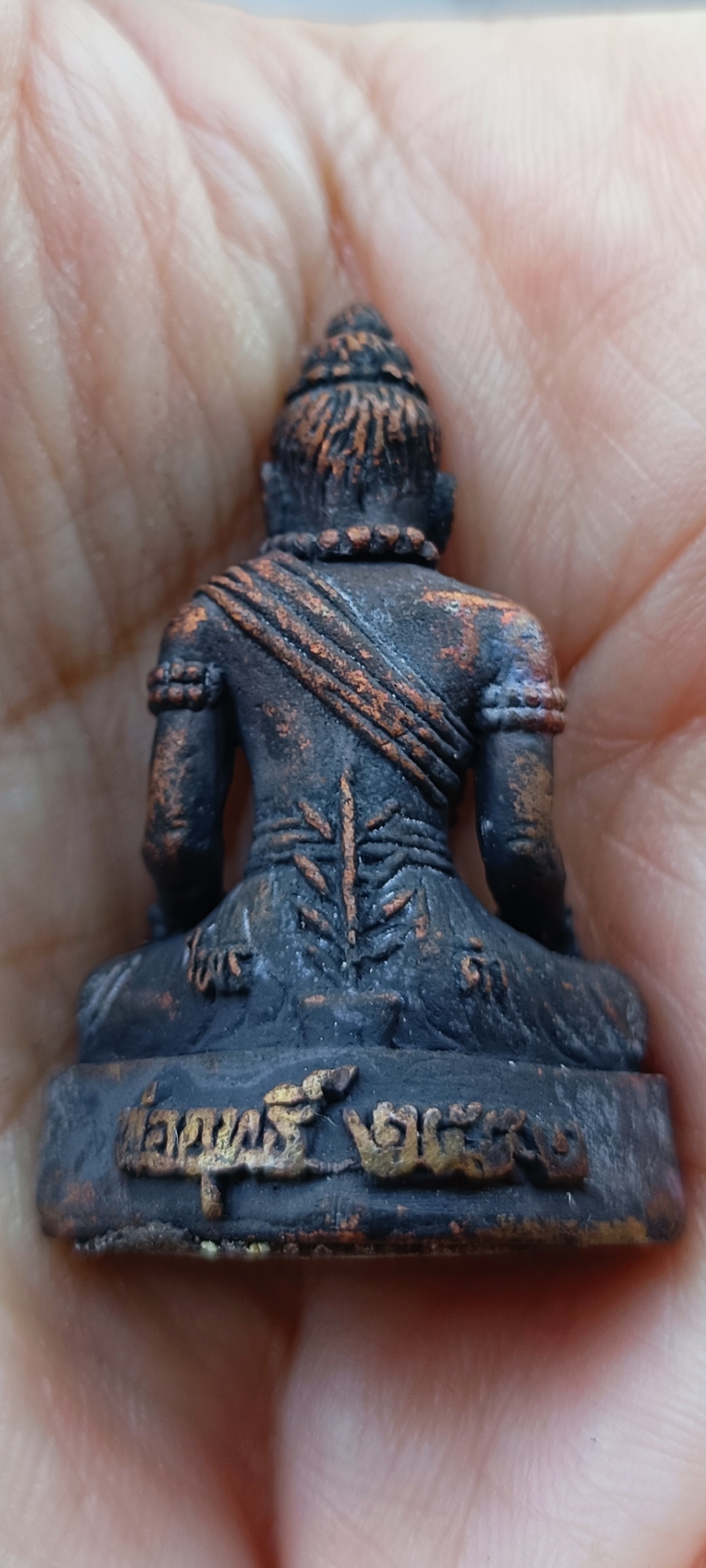 รูปหล่อปู่ฤาษี ศรีสัมฤทธิ์ ไพรดำ คุณพ่อฤทธิ์ เจ้าตำรับต้นว่านไพรดำ หนึ่งเดียว ปี2552 เนื้อโลหะสัมฤทธิ์แดง สร้าง 952 องค์ มีโค๊ต