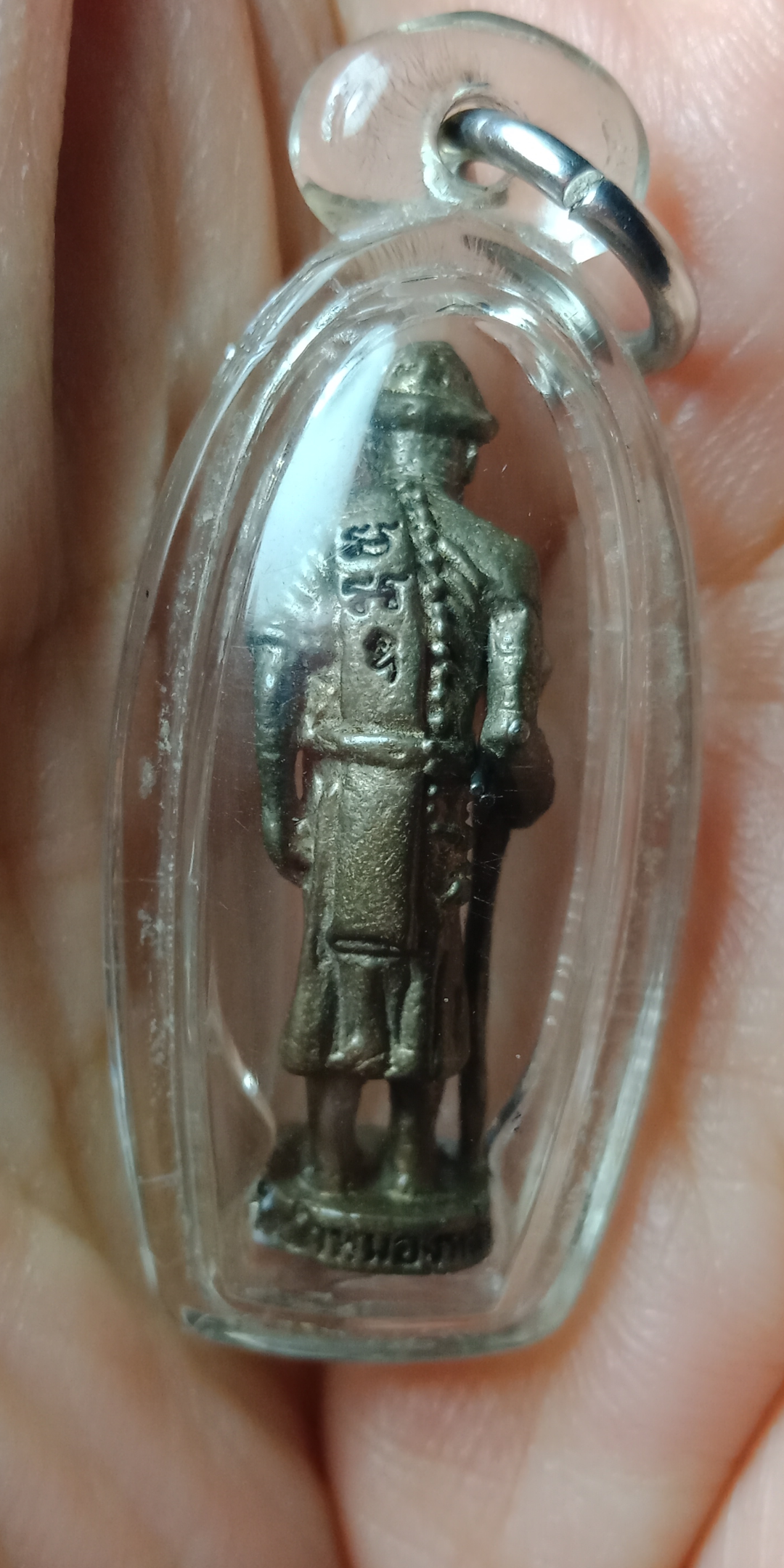 โชว์ Only รูปหล่อหลวงปู่หมุน ฐิตสีโล รุ่นยิ้มรับทรัพย์ ปลุกเสกไตรมาส ปี2555 ใต้ฐานอุดผงยา มีโค๊ดตอก กว้าง1สูง3ซม. หลวงปู่หมุน วัดบ้านจาน "รุ่นยิ้มรับทรัพย์"