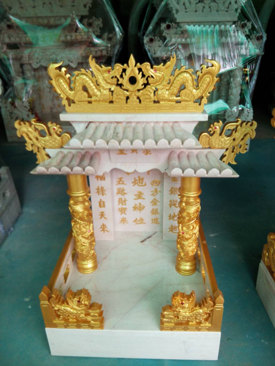 ตี่จู้เอี๊ยะหินอ่อน 16 นิ้ว ลงทองแแบบเต็มตัว 2 เสามังกร 3 ชั้นหลังคา