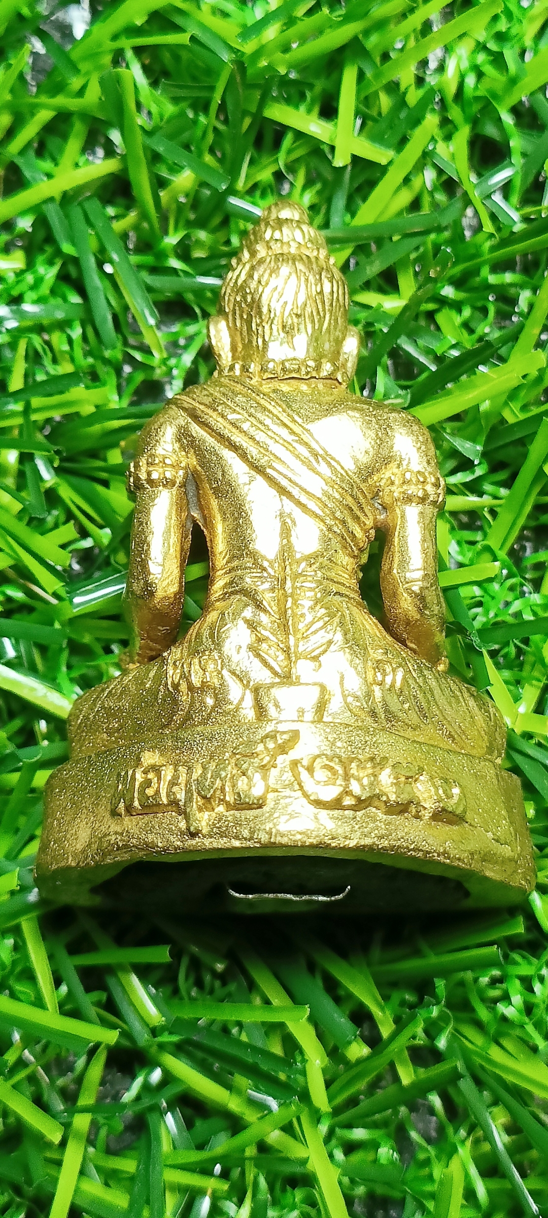 รูปหล่อปู่ฤาษีศรีสัมฤทธิ์ ไพรดำ คุณพ่อฤทธิ์ เจ้าตำรับต้นว่านไพรดำ หนึ่งเดียว ปี2552 เนื้อทองฝาบาตร สร้าง 252 องค์ หมายเลข 124