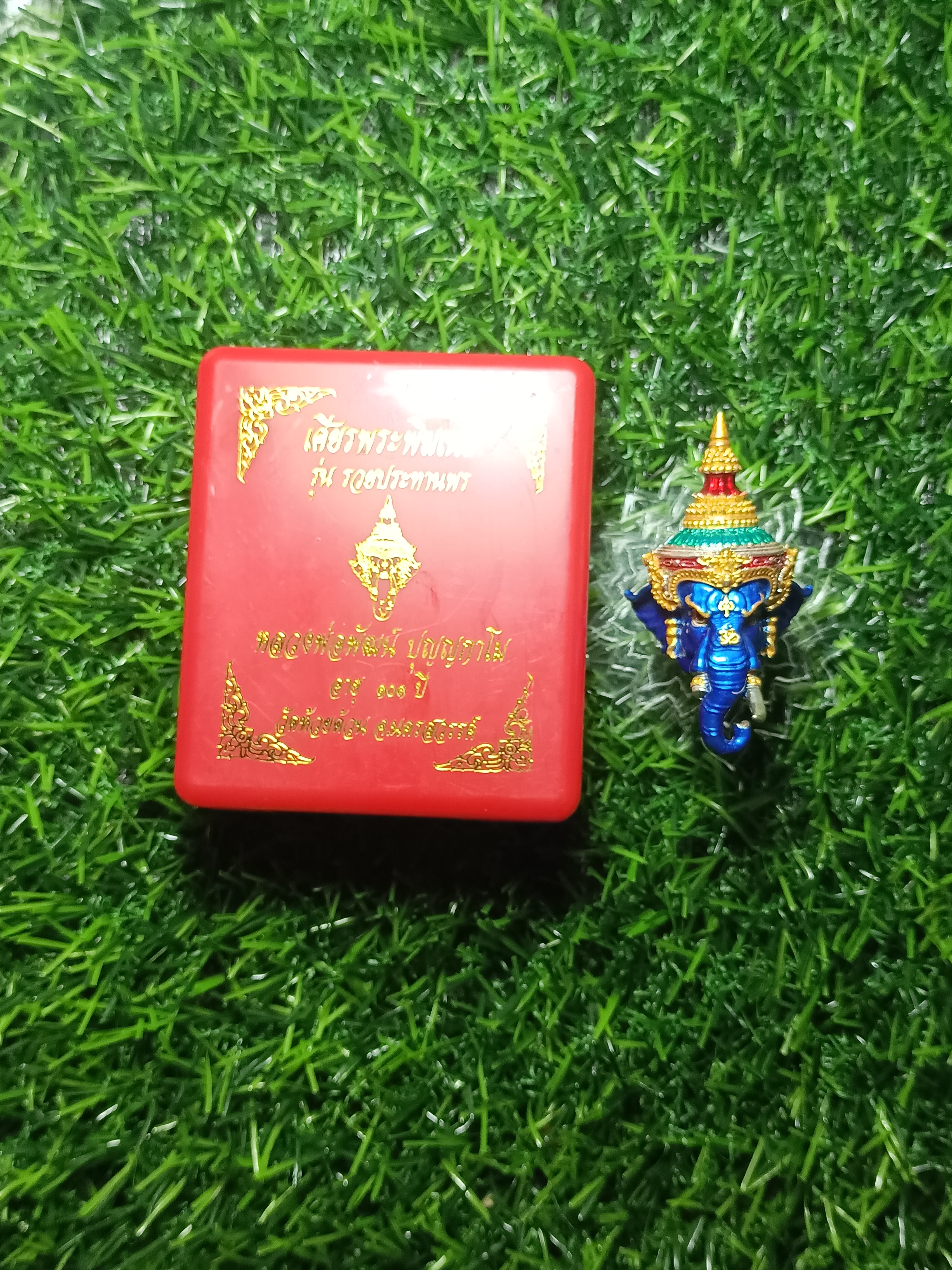 เศียรพระพิฆเนศ หลวงพ่อพัฒน์ วัดห้วยด้วน รุ่น รวยประทานพร ปี 2565 ขนาดสูง 4.8 ซ.ม. กว้าง 2.7 ซ.ม. เนื้อเงิน ลงยาน้ำเงิน หมายเลข ๑๓