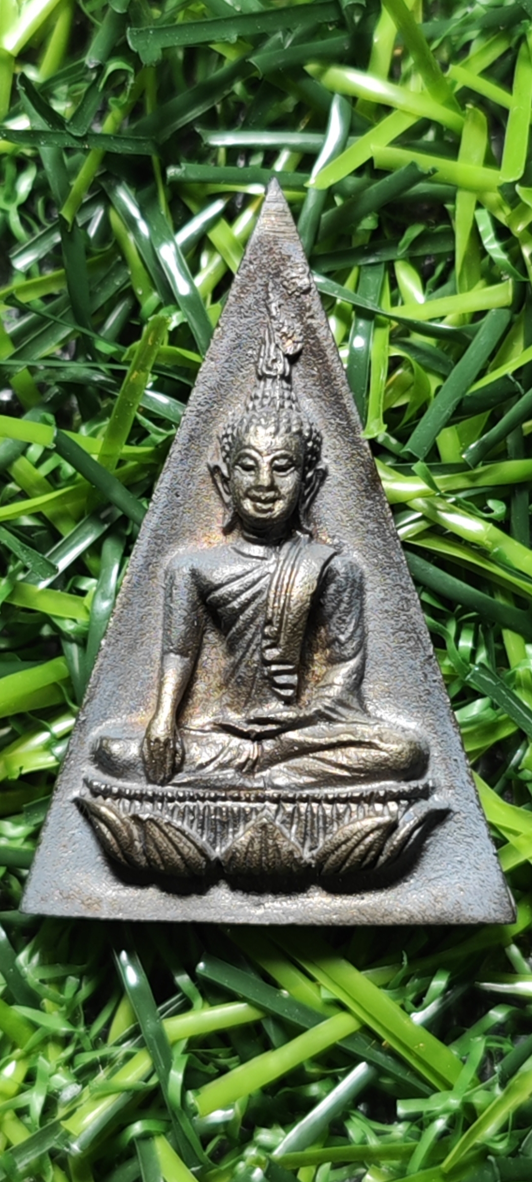 เหรียญสมเด็จนางพญาจิตรลดา สก. พ.ศ. 2535 ขนาดของเหรียญ สูง 2.8 ซม. ฐานกว้าง 1.9 ซม.