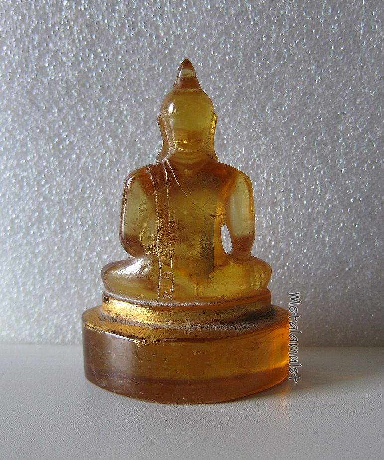 พระพุทธหินแก้วแกะสลัก