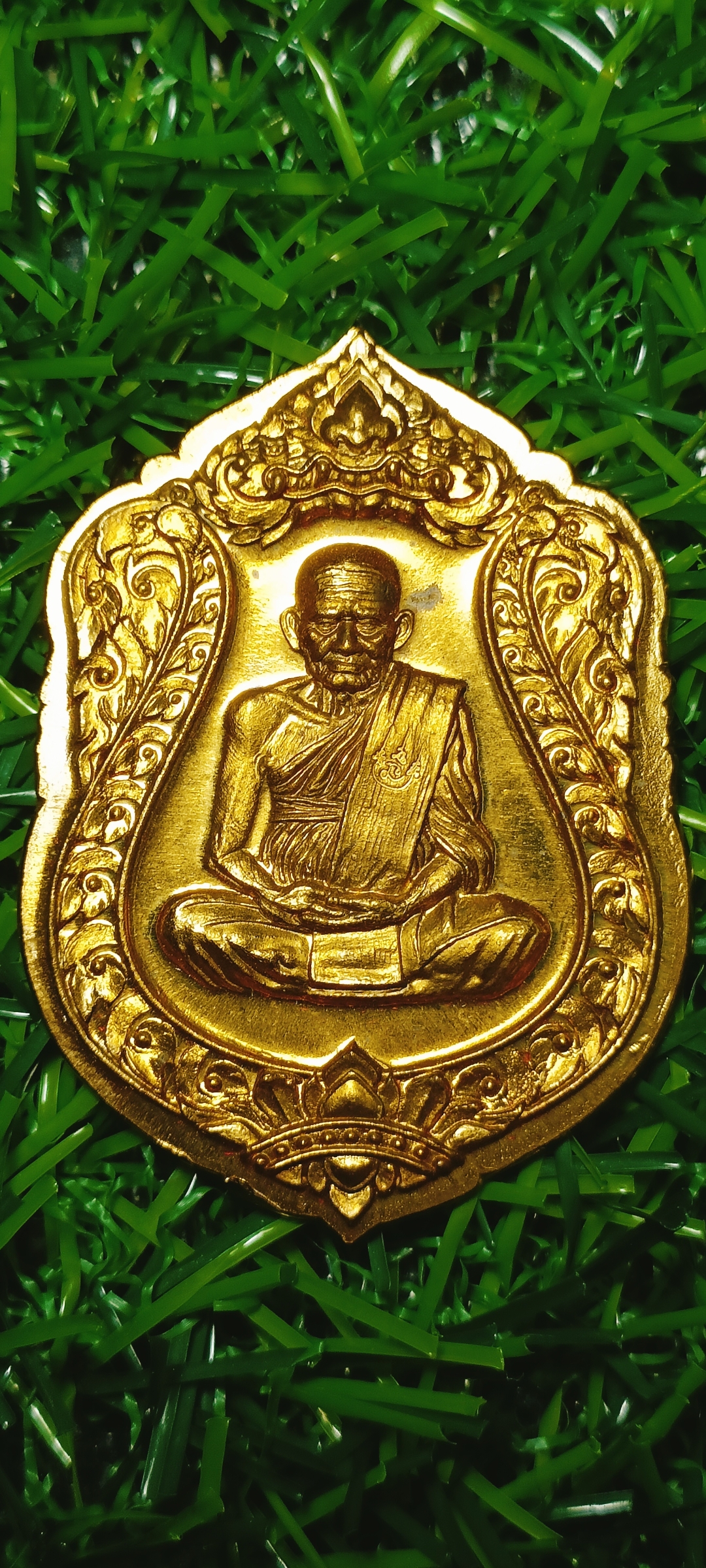 เหรียญเสมา หลวงพ่อเงิน วัดบางคลาน รุ่นฉลองเลื่อนสมณศักดิ์ ๑๑๑ ปี จ.พิจิตร ปี 2557 เนื้อสัมฤทธิ์ ไม่ตัดปีก สร้าง 1,180 เหรียญ (อยู่ในชุดทองคำ จำนวนจัดสร้าง 59 ชุด)